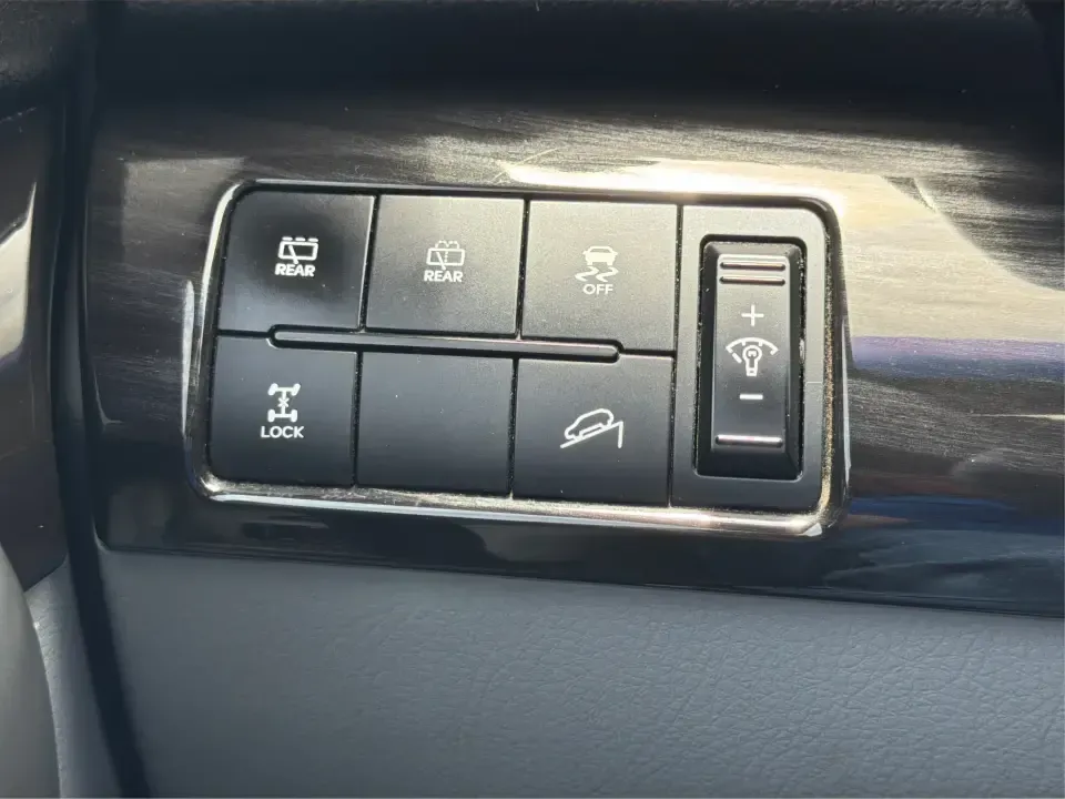 2013 Kia Sorento LX (5XYKTCA63DG) with an 2.4L I-4 gasoline direct injection engine, 6-Speed Automatic transmission, located at 1230 East Main St, Xenia, OH, 45385, (937) 908-9800, 39.688026, -83.910172 - 2013 Kia Sorento LX - Photo#17