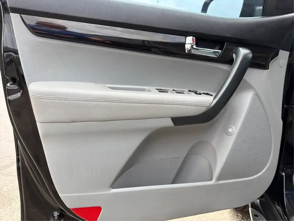2013 Kia Sorento LX (5XYKTCA63DG) with an 2.4L I-4 gasoline direct injection engine, 6-Speed Automatic transmission, located at 1230 East Main St, Xenia, OH, 45385, (937) 908-9800, 39.688026, -83.910172 - 2013 Kia Sorento LX - Photo#19