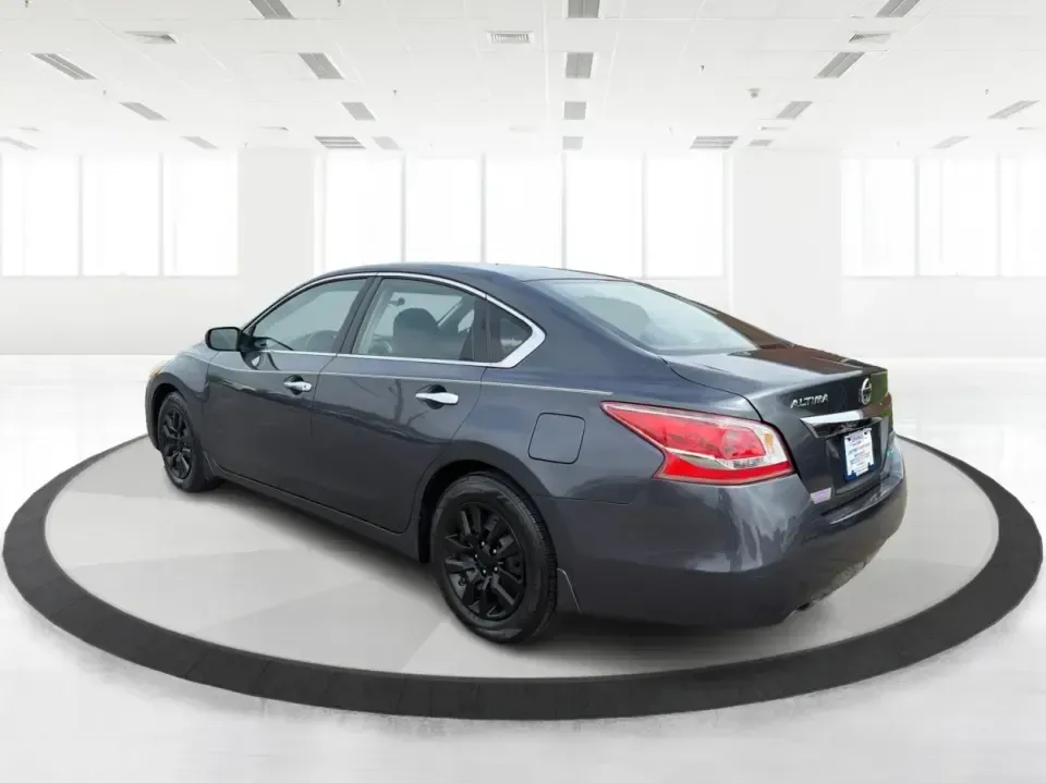 2013 Nissan Altima 2.5 S (1N4AL3AP8DC) with an 2.5L I-4 DOHC engine, located at 1230 East Main St, Xenia, OH, 45385, (937) 908-9800, 39.688026, -83.910172 - 2013 Nissan Altima 2.5 S - Photo#4