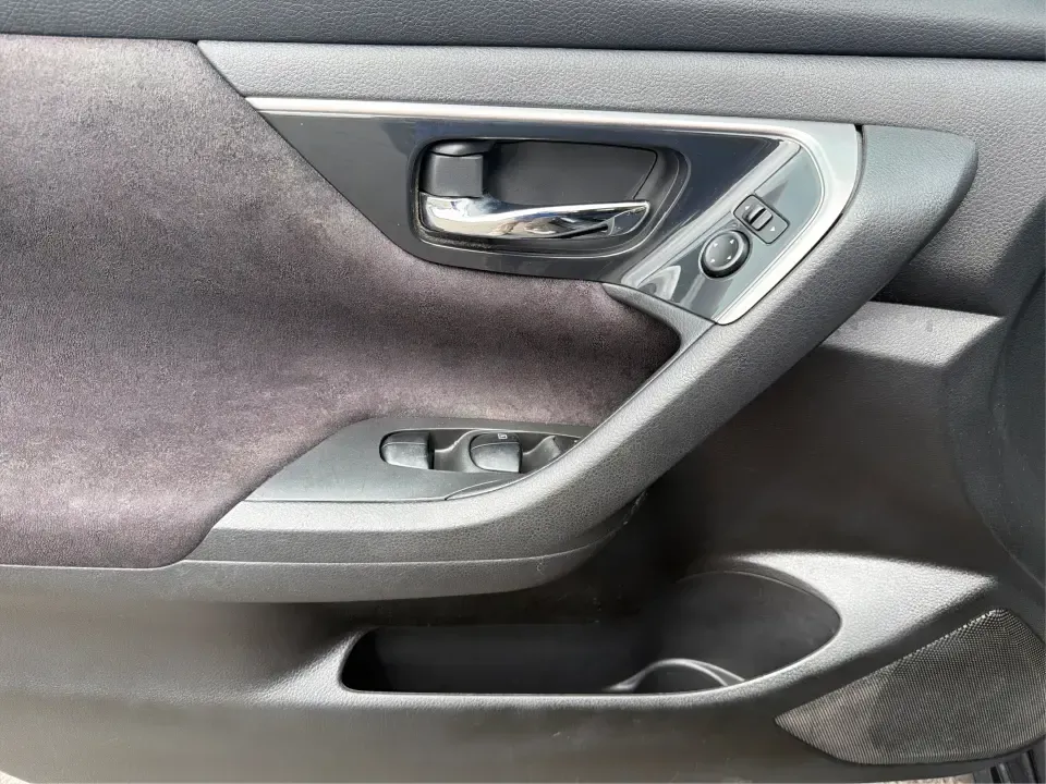 2013 Nissan Altima 2.5 S (1N4AL3AP8DC) with an 2.5L I-4 DOHC engine, located at 1230 East Main St, Xenia, OH, 45385, (937) 908-9800, 39.688026, -83.910172 - 2013 Nissan Altima 2.5 S - Photo#19