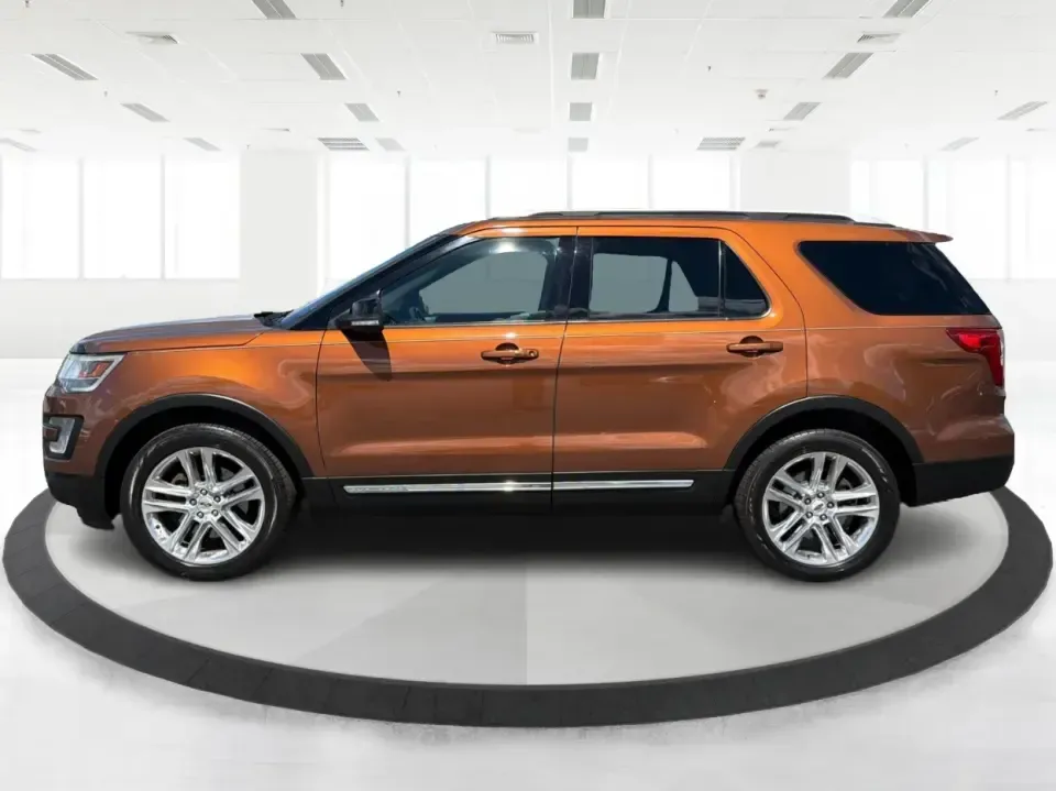 2017 Ford Explorer XLT 4WD (1FM5K8D86HG) with an 3.5L V6 DOHC 24V engine, 6-Speed Automatic transmission, located at 401 Woodman Dr, Riverside, OH, 45431, (937) 908-9800, 39.760899, -84.123421 - Load up the family, cue the playlist, and point the nose toward your next weekend escape-this 2017 Ford Explorer XLT 4WD is built for the real-life mix of school runs, long commutes, and road trips out of Riverside. With three rows of SUV versatility and confident 4WD capability, it's a smart fit fo - Photo#5