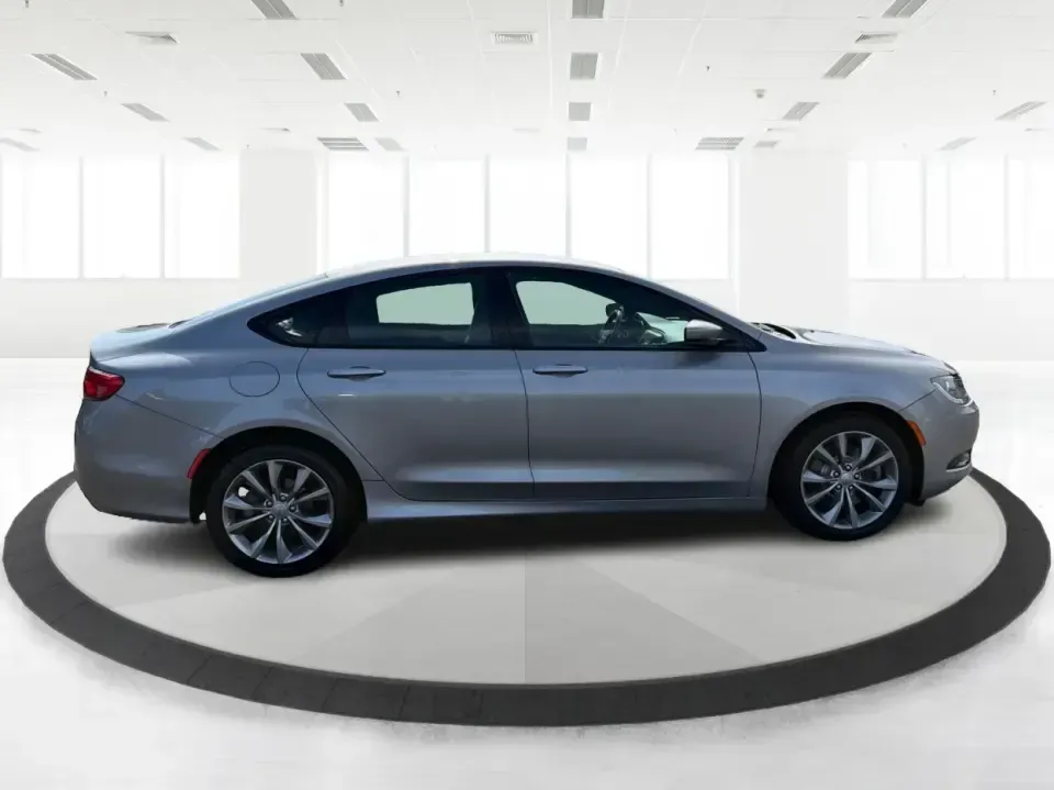 2015 Chrysler 200 S (1C3CCCBG2FN) with an 3.6L V6 DOHC 24V FFV engine, 9-Speed Automatic transmission, located at 1184 Kauffman Ave, Fairborn, OH, 45324, (937) 908-9800, 39.807072, -84.030914 - 2015 Chrysler 200 S - Photo#1