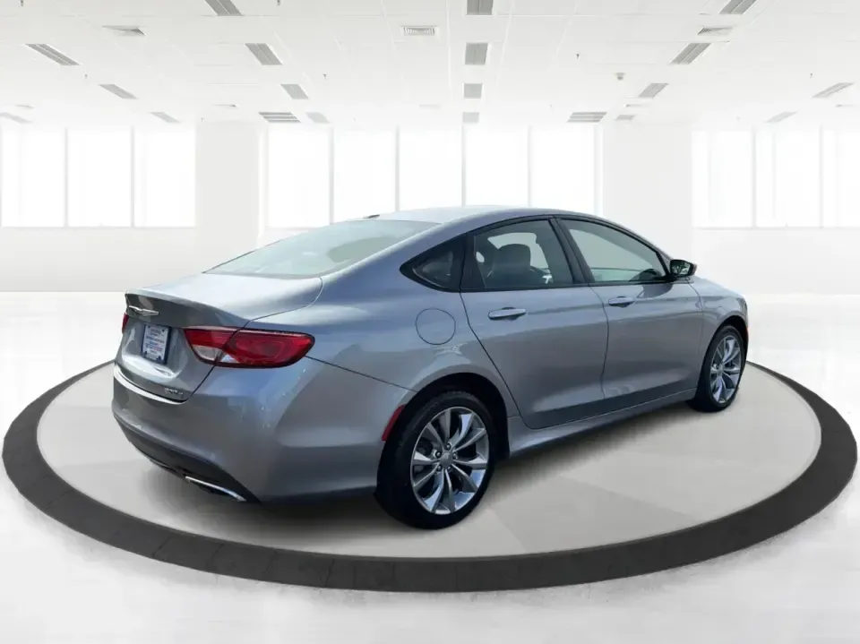 2015 Chrysler 200 S (1C3CCCBG2FN) with an 3.6L V6 DOHC 24V FFV engine, 9-Speed Automatic transmission, located at 1184 Kauffman Ave, Fairborn, OH, 45324, (937) 908-9800, 39.807072, -84.030914 - 2015 Chrysler 200 S - Photo#2