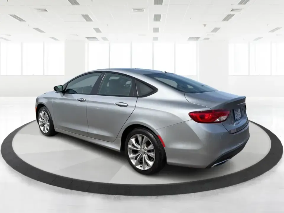 2015 Chrysler 200 S (1C3CCCBG2FN) with an 3.6L V6 DOHC 24V FFV engine, 9-Speed Automatic transmission, located at 1184 Kauffman Ave, Fairborn, OH, 45324, (937) 908-9800, 39.807072, -84.030914 - 2015 Chrysler 200 S - Photo#4