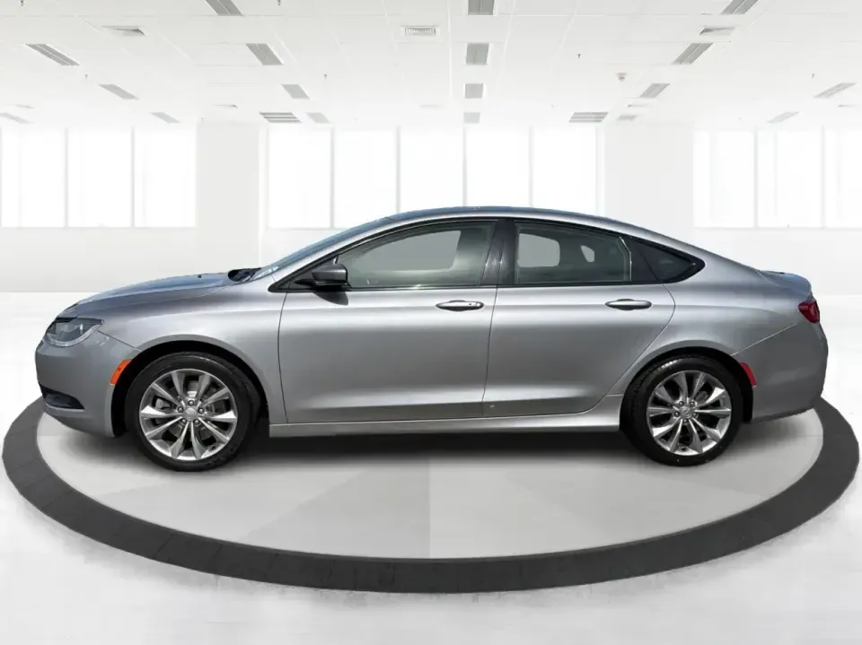 2015 Chrysler 200 S (1C3CCCBG2FN) with an 3.6L V6 DOHC 24V FFV engine, 9-Speed Automatic transmission, located at 1184 Kauffman Ave, Fairborn, OH, 45324, (937) 908-9800, 39.807072, -84.030914 - 2015 Chrysler 200 S - Photo#5