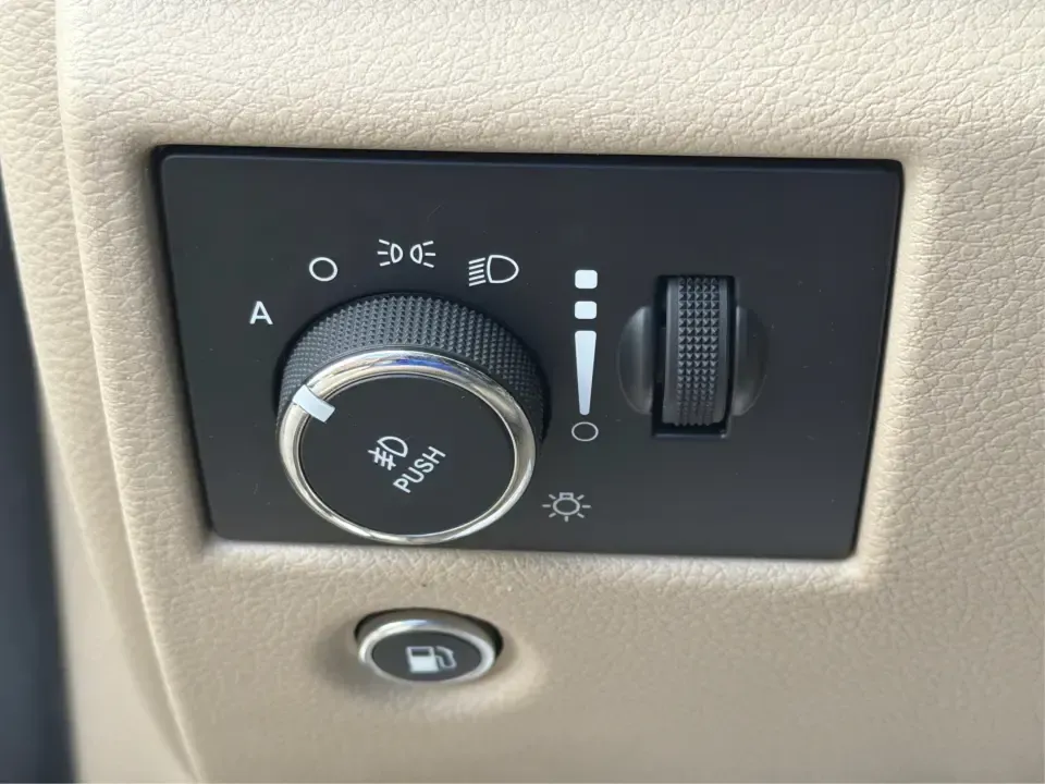 2015 Jeep Grand Cherokee Overland 4WD (1C4RJFCT9FC) with an 5.7L V8 OHV 16V engine, 8-Speed Automatic transmission, located at 880 E. National Road, Vandalia, OH, 45377, (937) 908-9800, 39.891918, -84.183594 - Load up the family, point the hood toward a weekend getaway, and let a V8 Grand Cherokee make the drive feel like part of the adventure. This 2015 Jeep Grand Cherokee Overland 4WD is the kind of SUV that fits real life in Vandalia-school drop-offs, long commutes down I75, and spontaneous trips to th- Photo#17
