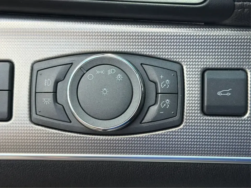 2014 Lincoln MKX AWD (2LMDJ8JK2EB) with an 3.7L V6 DOHC 24V engine, 6-Speed Automatic transmission, located at 1951 S Dayton Lakeview Rd., New Carlisle, OH, 45344, (937) 908-9800, 39.890999, -84.050255 - Weekend getaways to Huber Heights, winter commutes down I70, or a comfortable daily run from New Carlisle to Springfield feel a lot more relaxing when your SUV brings premium comfort and confident traction. This **2014 Lincoln MKX AWD** is the kind of midsize luxury SUV that fits real life: roomy fo- Photo#17