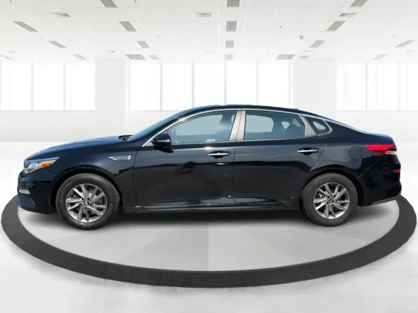 2019 Kia Optima LX (5XXGT4L39KG) with an 2.4L L4 DOHC 16V engine, 6A transmission, located at 880 E. National Road, Vandalia, OH, 45377, (937) 908-9800, 39.891918, -84.183594 - Need a comfortable, fuel-friendly sedan for the daily commute from Vandalia to Dayton-or a reliable road-trip partner for weekends at the National Museum of the U.S. Air Force? This 2019 Kia Optima LX is built for real life: roomy for five, easy to park, and smooth on I75 runs, errands along E. Nati- Photo#5