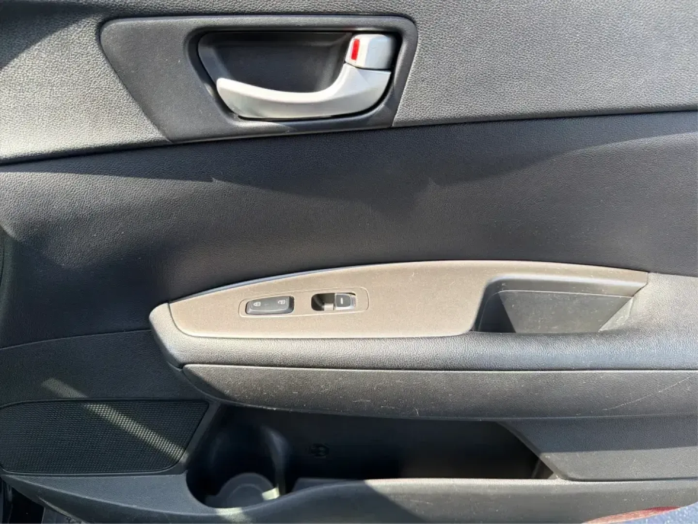 2019 Kia Optima LX (5XXGT4L39KG) with an 2.4L L4 DOHC 16V engine, 6A transmission, located at 880 E. National Road, Vandalia, OH, 45377, (937) 908-9800, 39.891918, -84.183594 - Need a comfortable, fuel-friendly sedan for the daily commute from Vandalia to Dayton-or a reliable road-trip partner for weekends at the National Museum of the U.S. Air Force? This 2019 Kia Optima LX is built for real life: roomy for five, easy to park, and smooth on I75 runs, errands along E. Nati- Photo#18