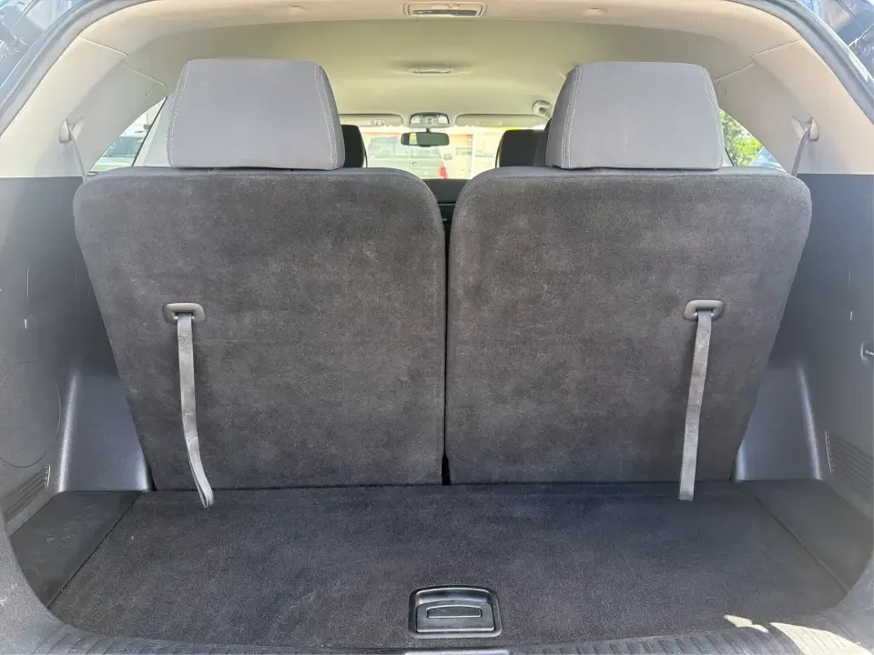 2016 Kia Sorento L / LX (5XYPGDA38GG) with an 2.4L I-4 gasoline direct injection engine, located at 1184 Kauffman Ave, Fairborn, OH, 45324, (937) 908-9800, 39.807072, -84.030914 - Picture your next Ohio weekend: loading up the family for a day at the National Museum of the U.S. Air Force, grabbing snacks near Fairfield Commons, then cruising I675 back home with room for everyone and their gear. This 2016 Kia Sorento L/LX in eye-catching Blaze Blue is built for real life in Fa- Photo#12