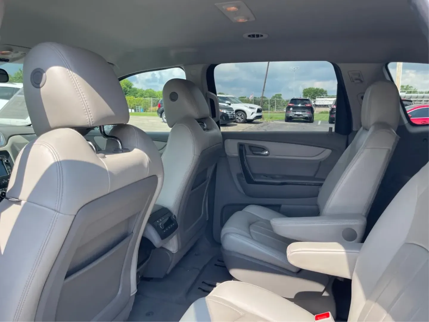 2016 Chevrolet Traverse LTZ (1GNKVJKD6GJ) with an 3.6L V-6 gasoline direct injection engine, located at 1184 Kauffman Ave, Fairborn, OH, 45324, (937) 908-9800, 39.807072, -84.030914 - **Explore Family Adventures with the 2016 Chevrolet Traverse LTZ at Advantage Car and Credit!**<br /> <br /> Are you ready to elevate your family adventures? The 2016 Chevrolet Traverse LTZ is designed for those who lead active lifestyles, whether you're planning a weekend getaway to nearby Yellow S - Photo#10