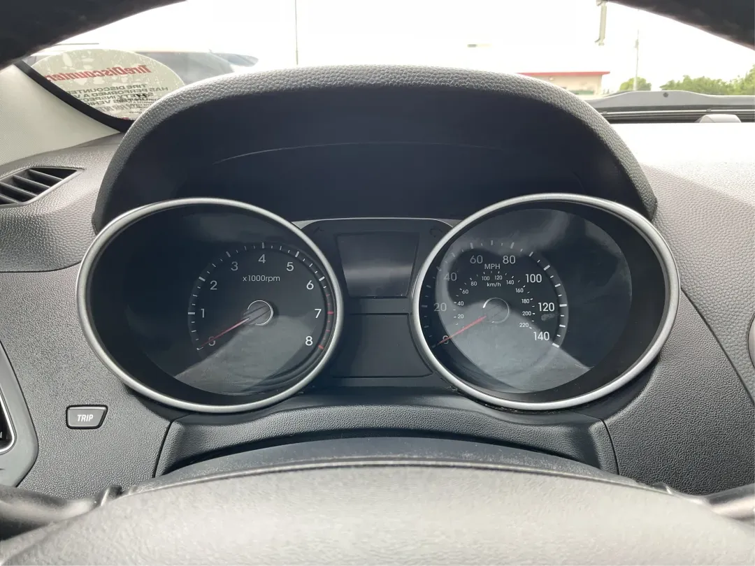 2013 Hyundai Tucson Limited (KM8JUCAC4DU) with an Other engine, located at 4508 South Dixie Dr, Moraine, OH, 45439, (937) 908-9800, 39.689976, -84.218452 - **Discover Your New Adventure Vehicle: 2013 Hyundai Tucson Limited at Advantage Car and Credit!** <br /> <br /> Are you searching for the perfect SUV that combines style, comfort, and versatility? Look no further than this striking 2013 Hyundai Tucson Limited, located right here at Advantage Car an - Photo#14