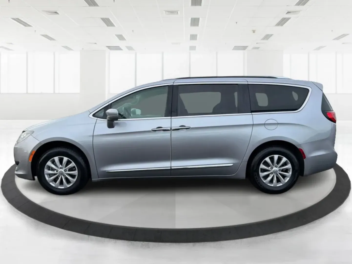 2019 Chrysler Pacifica Touring-L (2C4RC1BG5KR) with an 3.6L V6 DOHC 24V engine, 9-Speed Automatic transmission, located at 1099 N County Rd 25A , Troy, OH, 45373, (937) 908-9800, 40.057079, -84.212883 - **Experience Family Adventures with the 2019 Chrysler Pacifica Touring-L from Advantage Car and Credit!**<br /> <br /> Are you searching for the perfect vehicle to accommodate your family's growing needs? Look no further! The 2019 Chrysler Pacifica Touring-L is designed with families in mind, offeri - Photo#5