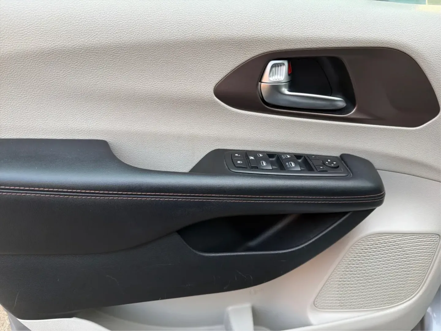 2019 Chrysler Pacifica Touring-L (2C4RC1BG5KR) with an 3.6L V6 DOHC 24V engine, 9-Speed Automatic transmission, located at 1099 N County Rd 25A , Troy, OH, 45373, (937) 908-9800, 40.057079, -84.212883 - **Experience Family Adventures with the 2019 Chrysler Pacifica Touring-L from Advantage Car and Credit!**<br /> <br /> Are you searching for the perfect vehicle to accommodate your family's growing needs? Look no further! The 2019 Chrysler Pacifica Touring-L is designed with families in mind, offeri - Photo#19