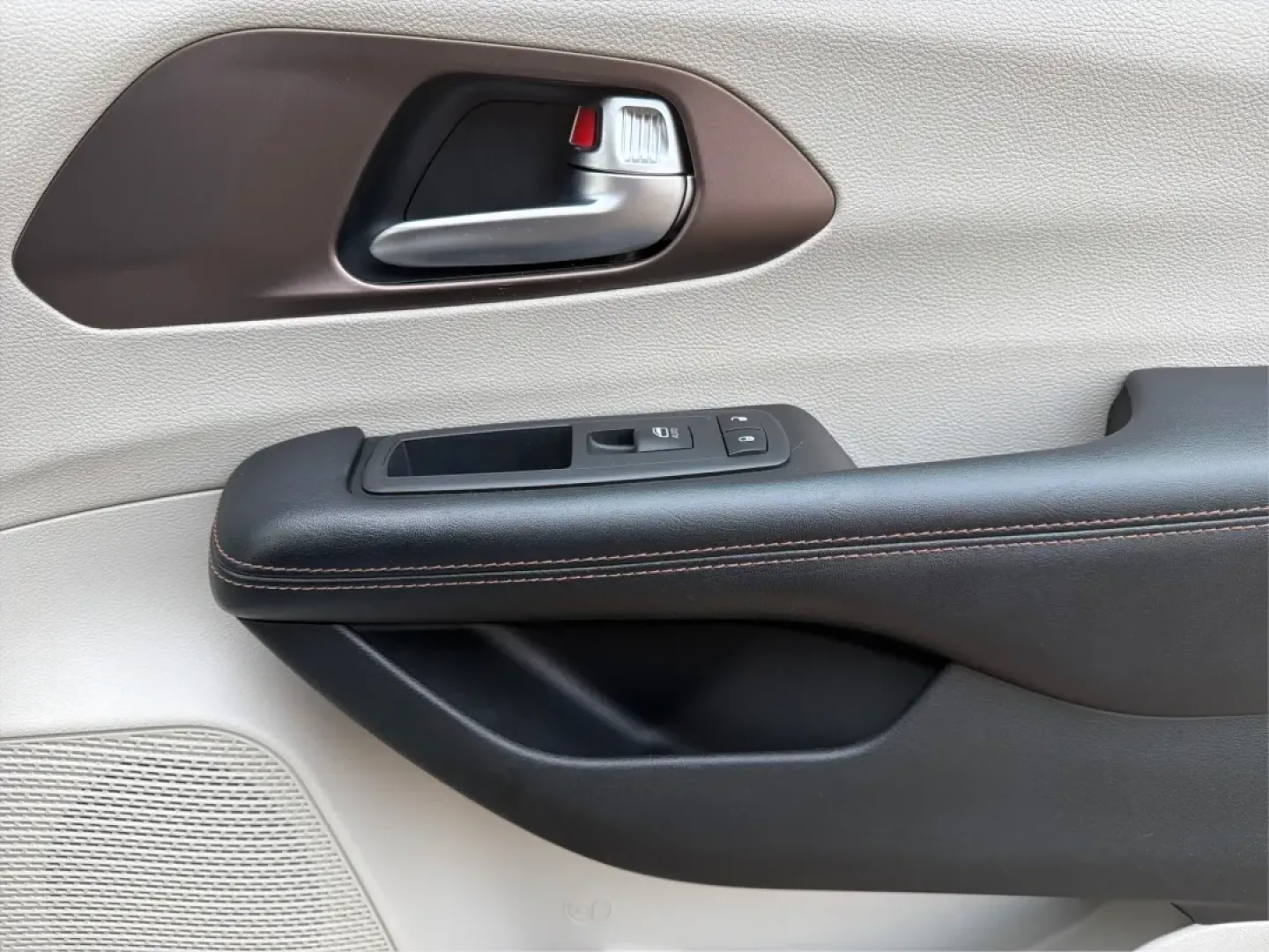 2019 Chrysler Pacifica Touring-L (2C4RC1BG5KR) with an 3.6L V6 DOHC 24V engine, 9-Speed Automatic transmission, located at 1099 N County Rd 25A , Troy, OH, 45373, (937) 908-9800, 40.057079, -84.212883 - **Experience Family Adventures with the 2019 Chrysler Pacifica Touring-L from Advantage Car and Credit!**<br /> <br /> Are you searching for the perfect vehicle to accommodate your family's growing needs? Look no further! The 2019 Chrysler Pacifica Touring-L is designed with families in mind, offeri - Photo#20