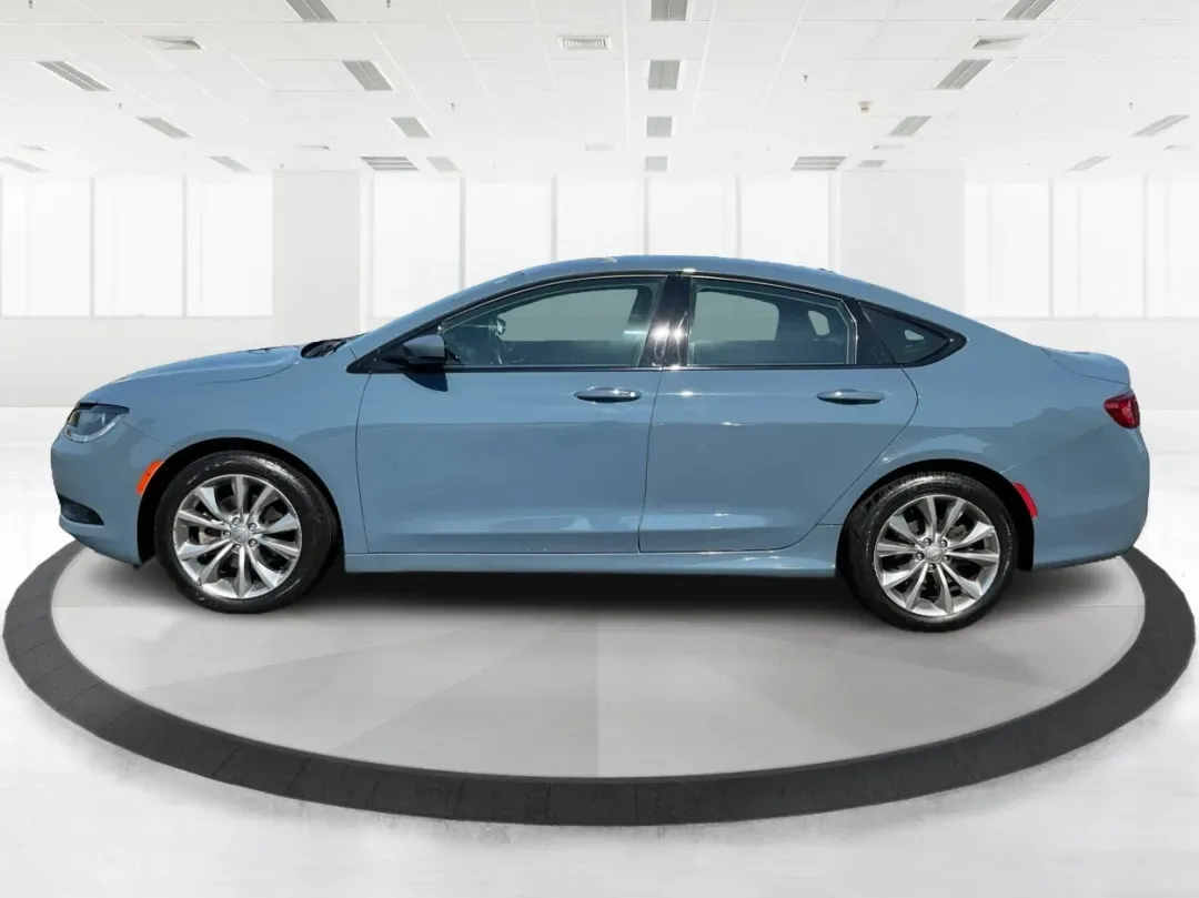 2015 Chrysler 200 S (1C3CCCBB8FN) with an Other engine, located at 880 E. National Road, Vandalia, OH, 45377, (937) 908-9800, 39.891918, -84.183594 - **Experience Luxury on a Budget with the 2015 Chrysler 200 S at Advantage Car and Credit**<br /> <br /> Looking for a stylish sedan that can handle your daily commute as effortlessly as your weekend adventures? The 2015 Chrysler 200 S is the perfect blend of comfort, technology, and modern aesthetic - Photo#5