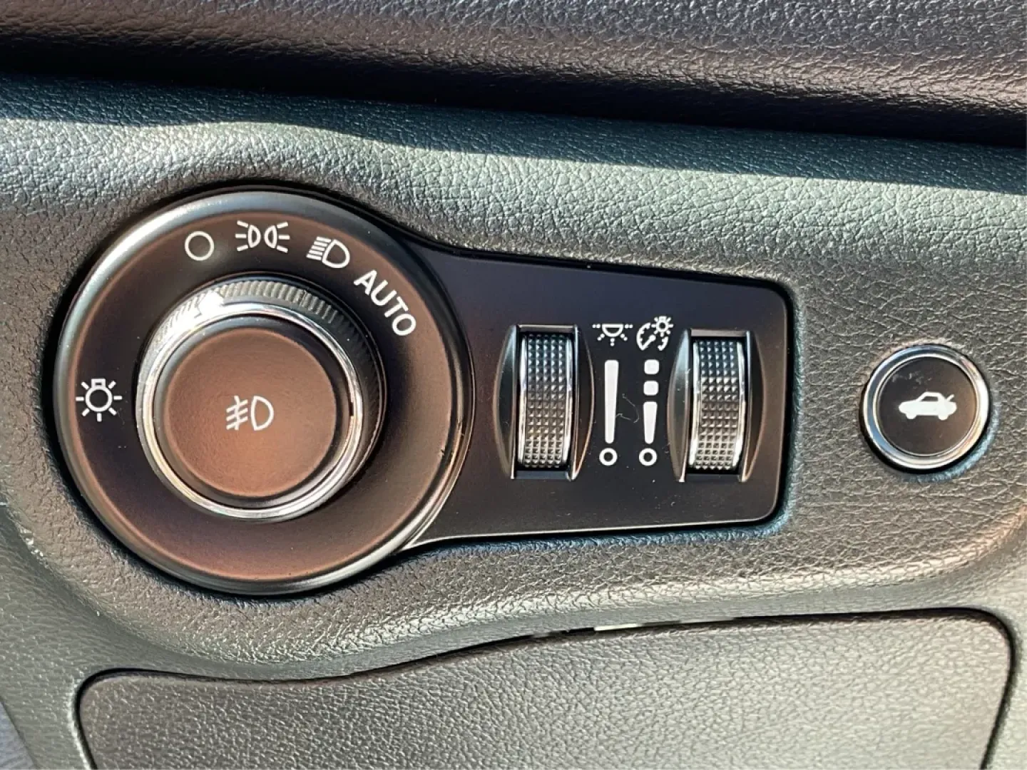 2015 Chrysler 200 S (1C3CCCBB8FN) with an Other engine, located at 1099 N County Rd 25A , Troy, OH, 45373, (937) 908-9800, 40.057079, -84.212883 - **Experience Luxury on a Budget with the 2015 Chrysler 200 S at Advantage Car and Credit**<br /> <br /> Looking for a stylish sedan that can handle your daily commute as effortlessly as your weekend adventures? The 2015 Chrysler 200 S is the perfect blend of comfort, technology, and modern aesthetic - Photo#17