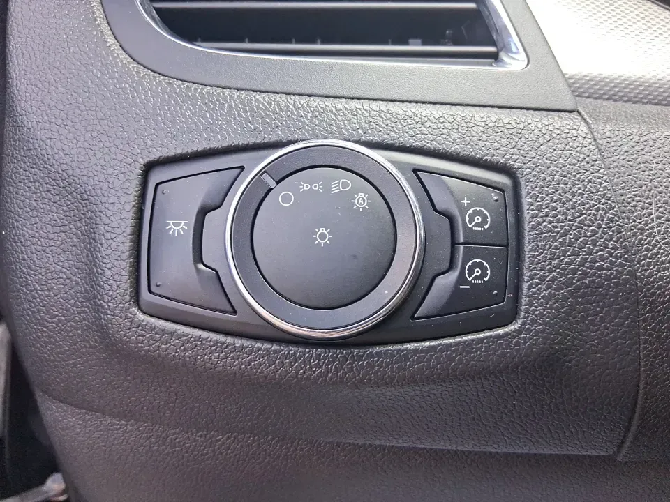 2013 Ford Edge SEL (2FMDK4JC1DB) with an 3.5L V-6 DOHC engine, 6-Speed Automatic transmission, located at 1184 Kauffman Ave, Fairborn, OH, 45324, (937) 908-9800, 39.807072, -84.030914 - **Elevate Your Weekend Adventures with the 2013 Ford Edge SEL at Advantage Car and Credit!**<br /> <br /> Are you ready to embrace a lifestyle of comfort and adventure? Whether you're shuttling the kids to their weekend soccer games or embarking on a scenic road trip through Ohio's beautiful landsca - Photo#17