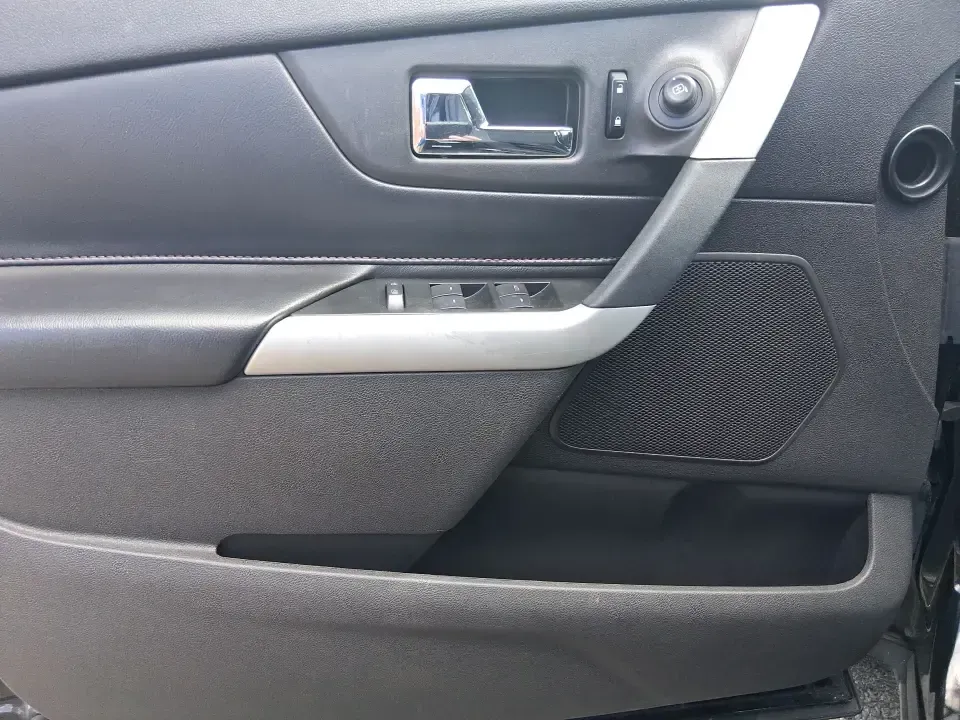 2013 Ford Edge SEL (2FMDK4JC1DB) with an 3.5L V-6 DOHC engine, 6-Speed Automatic transmission, located at 1184 Kauffman Ave, Fairborn, OH, 45324, (937) 908-9800, 39.807072, -84.030914 - **Elevate Your Weekend Adventures with the 2013 Ford Edge SEL at Advantage Car and Credit!**<br /> <br /> Are you ready to embrace a lifestyle of comfort and adventure? Whether you're shuttling the kids to their weekend soccer games or embarking on a scenic road trip through Ohio's beautiful landsca - Photo#19