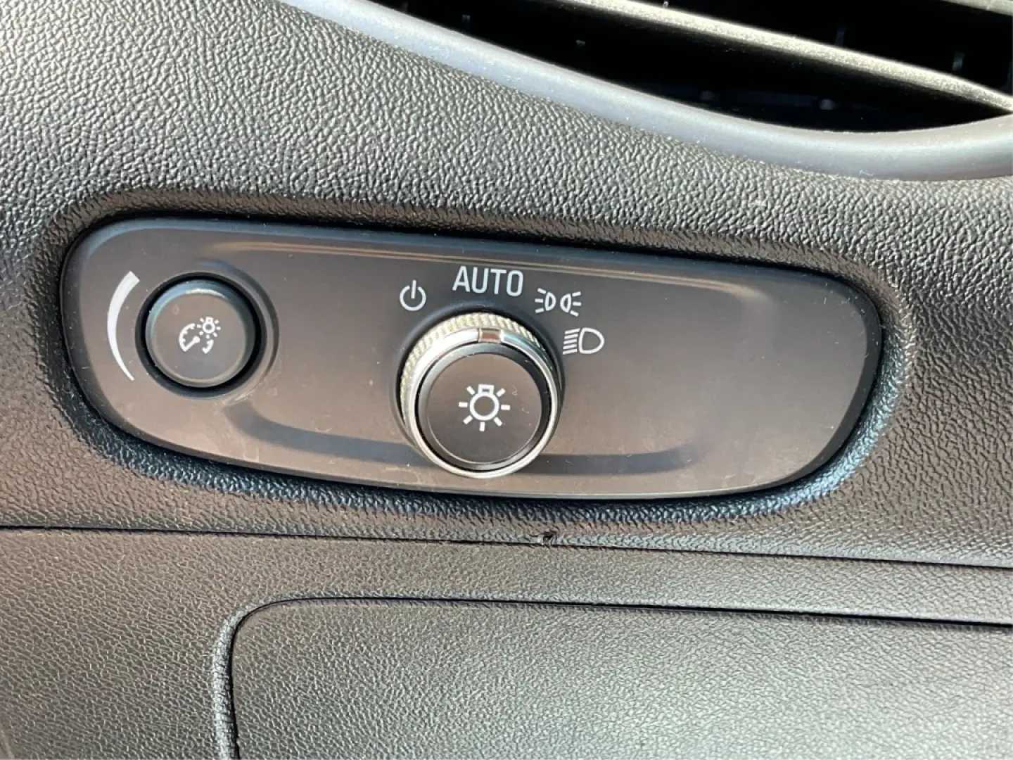 2018 Chevrolet Malibu 1LS (1G1ZB5ST0JF) with an ECOTEC 1.5L I-4 gasoline direct injection engine, located at 8750 N County Rd 25A, Piqua, OH, 45356, (937) 908-9800, 40.164391, -84.232513 - **Experience Unmatched Comfort and Style with the 2018 Chevrolet Malibu at Advantage Car and Credit in Fairborn, OH!**<br /> <br /> Are you in the market for a dependable sedan that effortlessly balances style, comfort, and cutting-edge technology? Look no further than the stunning 2018 Chevrolet Ma - Photo#17