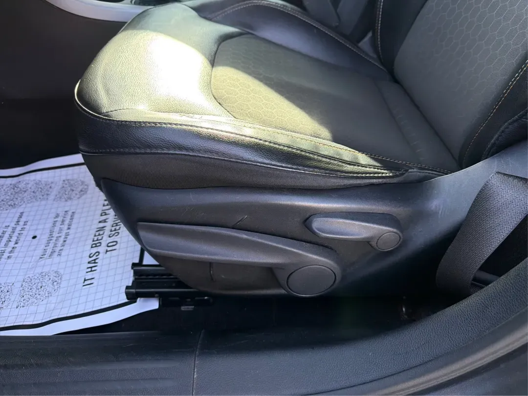 2018 Jeep Compass Latitude FWD (3C4NJCBB1JT) with an 2.4L I-4 variable valve control engine, located at 1951 S Dayton Lakeview Rd., New Carlisle, OH, 45344, (937) 908-9800, 39.890999, -84.050255 - 2018 Jeep Compass Latitude FWD - Photo#18