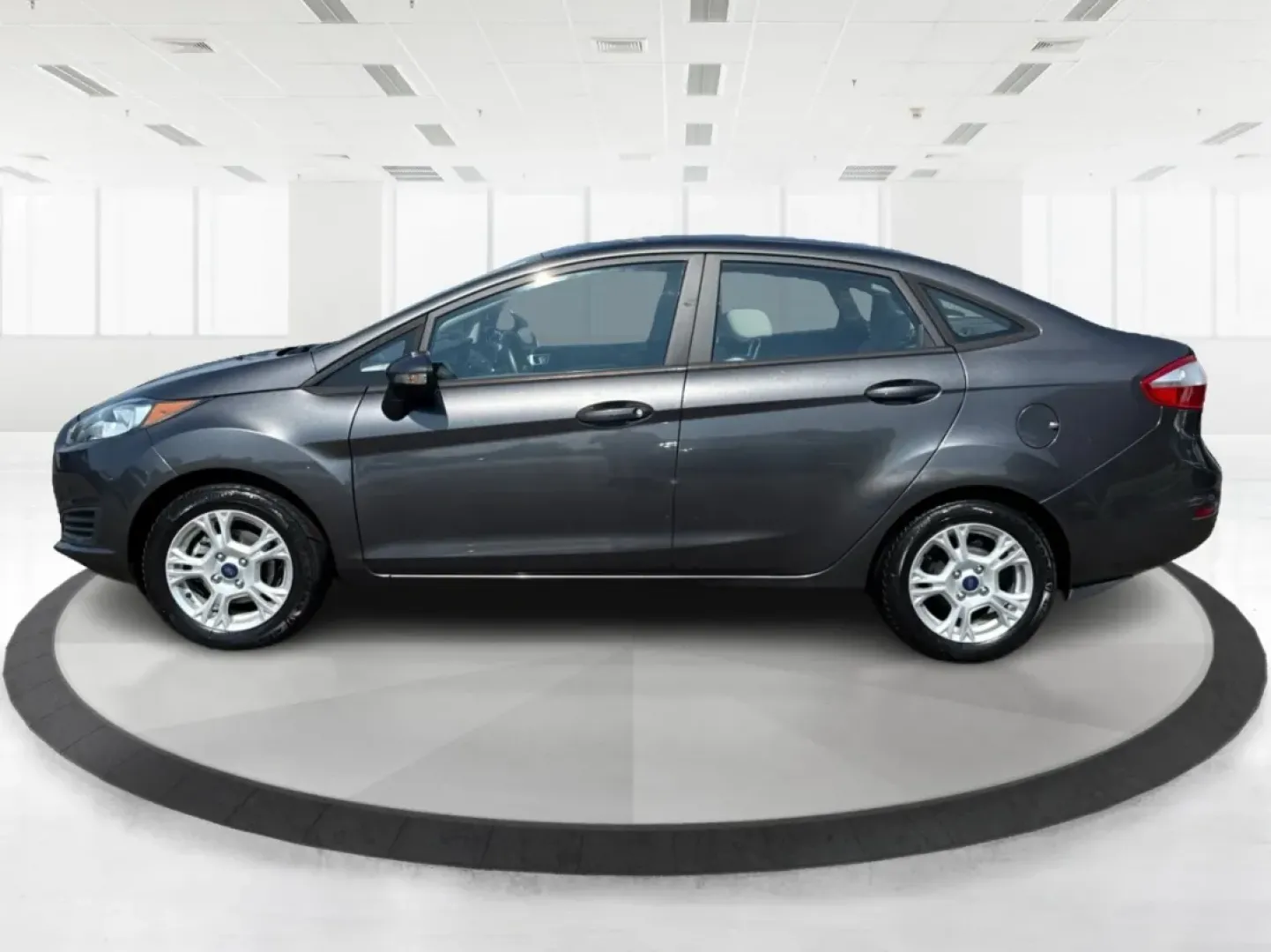2015 Ford Fiesta SE (3FADP4BJ4FM) with an EcoBoost 1L I-3 gasoline direct injection engine, located at 1230 East Main St, Xenia, OH, 45385, (937) 908-9800, 39.688026, -83.910172 - **Discover Adventure and Style with the 2015 Ford Fiesta SE at Advantage Car and Credit in Fairborn, OH!**<br /> <br /> Are you ready to elevate your daily commute or weekend adventures? The 2015 Ford Fiesta SE is the ideal sedan for budget-conscious buyers seeking a reliable and stylish companion. - Photo#5
