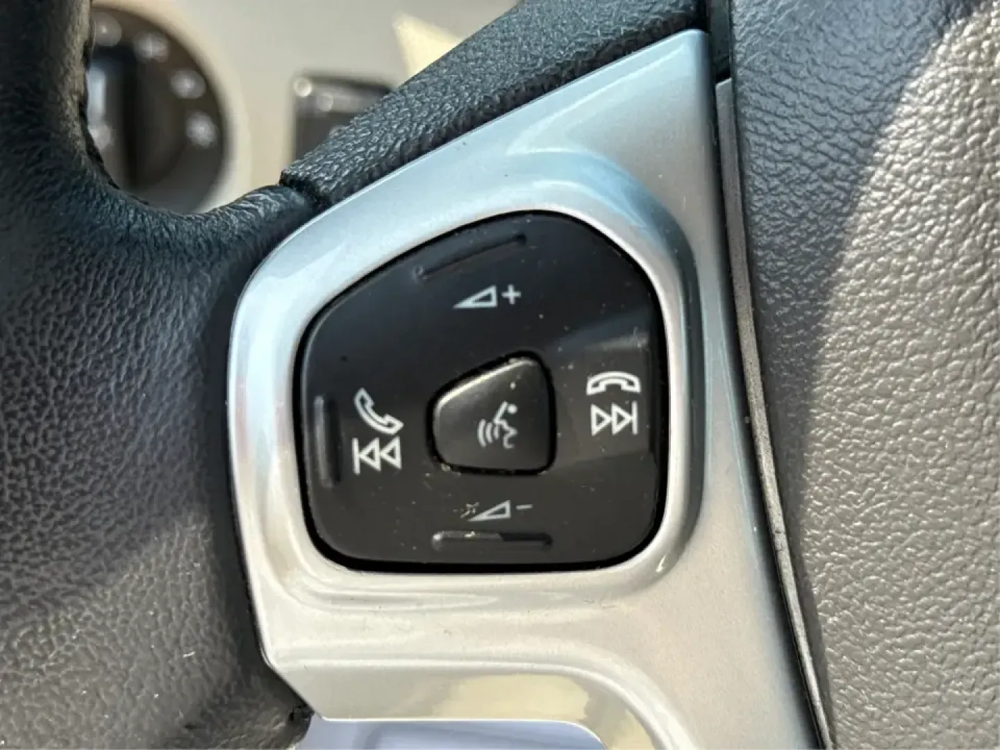 2015 Ford Fiesta SE (3FADP4BJ4FM) with an EcoBoost 1L I-3 gasoline direct injection engine, Automatic transmission, located at 8750 N County Rd 25A, Piqua, OH, 45356, (937) 908-9800, 40.164391, -84.232513 - **Discover Adventure and Style with the 2015 Ford Fiesta SE at Advantage Car and Credit in Fairborn, OH!**<br /> <br /> Are you ready to elevate your daily commute or weekend adventures? The 2015 Ford Fiesta SE is the ideal sedan for budget-conscious buyers seeking a reliable and stylish companion. - Photo#16