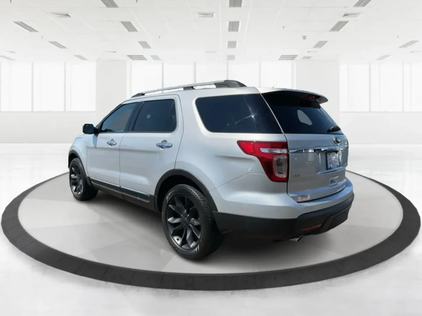 2015 Ford Explorer XLT (1FM5K8D85FG) with an 3.5L V-6 DOHC engine, located at 8750 N County Rd 25A, Piqua, OH, 45356, (937) 908-9800, 40.164391, -84.232513 - **Explore the Open Road with the 2015 Ford Explorer XLT!** <br /> <br /> Are you ready to elevate your family adventures and weekend road trips? Look no further than this stunning 2015 Ford Explorer XLT, available now at Advantage Car and Credit in Fairborn, OH. With its robust capabilities and spac - Photo#4