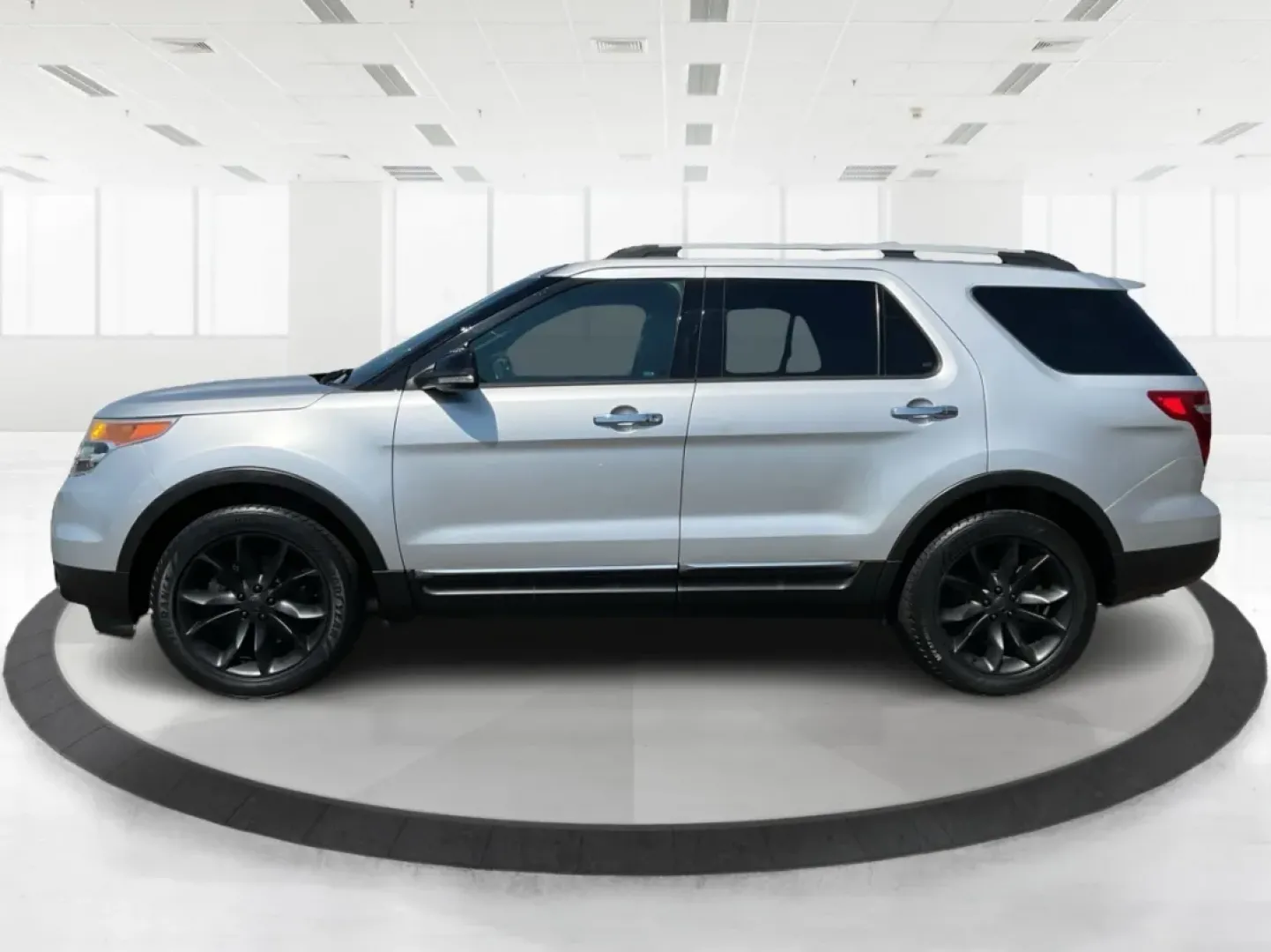 2015 Ford Explorer XLT (1FM5K8D85FG) with an 3.5L V-6 DOHC engine, located at 8750 N County Rd 25A, Piqua, OH, 45356, (937) 908-9800, 40.164391, -84.232513 - **Explore the Open Road with the 2015 Ford Explorer XLT!** <br /> <br /> Are you ready to elevate your family adventures and weekend road trips? Look no further than this stunning 2015 Ford Explorer XLT, available now at Advantage Car and Credit in Fairborn, OH. With its robust capabilities and spac - Photo#5