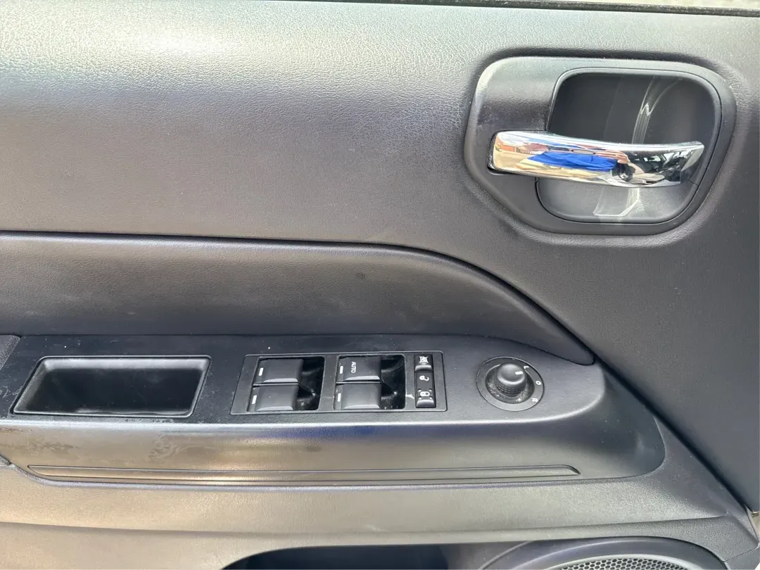 2014 Jeep Compass Sport (1C4NJDBB4ED) with an 2.4L I-4 DOHC engine, located at 1230 East Main St, Xenia, OH, 45385, (937) 908-9800, 39.688026, -83.910172 - 2014 Jeep Compass Sport - Photo#19