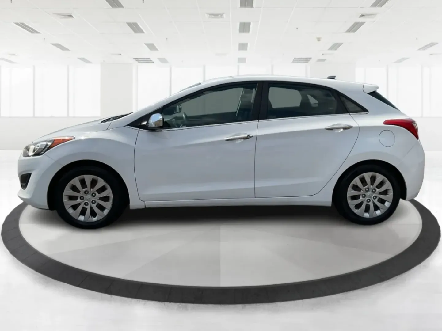 2017 Hyundai Elantra GT Base (KMHD35LH2HU) with an 2.0L L4 16V DOHC engine, 6M transmission, located at 1951 S Dayton Lakeview Rd., New Carlisle, OH, 45344, (937) 908-9800, 39.890999, -84.050255 - **Discover the Perfect Commuter or Family Vehicle at Advantage Car and Credit - Piqua**<br /> <br /> Are you searching for a reliable vehicle that caters to your daily commute or weekend family adventures? Look no further than this 2017 Hyundai Elantra GT, now available for purchase at Advantage Car - Photo#5