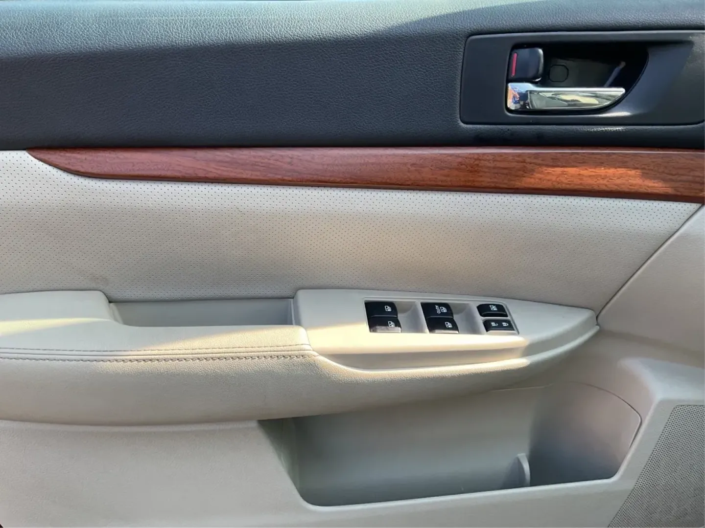 2013 Subaru Outback 2.5i Limited (4S4BRBKC0D3) with an 2.5L H-4 DOHC engine, located at 1230 East Main St, Xenia, OH, 45385, (937) 908-9800, 39.688026, -83.910172 - **Adventure Awaits with This 2013 Subaru Outback! Perfect for Weekend Getaways and Daily Commutes**<br /> <br /> Looking for a versatile vehicle that can handle everything from family road trips to daily commutes? Look no further than this 2013 Subaru Outback 2.5i Limited, now available at Advantage - Photo#17