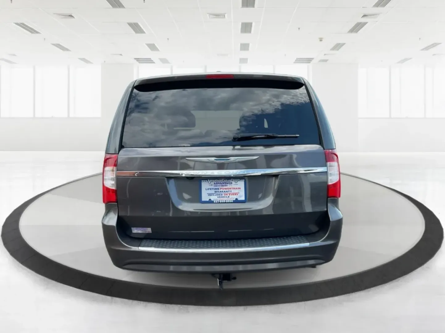2016 Chrysler Town and Country Touring (2C4RC1BGXGR) with an Pentastar 3.6L V-6 DOHC engine, located at 1230 East Main St, Xenia, OH, 45385, (937) 908-9800, 39.688026, -83.910172 - **Discover Your Next Adventure with the 2016 Chrysler Town and Country Touring at Advantage Car and Credit Xenia!**<br /> <br /> If you're a growing family in Xenia, OH, seeking the perfect blend of comfort, space, and modern conveniences, look no further than the 2016 Chrysler Town and Country - Photo#3