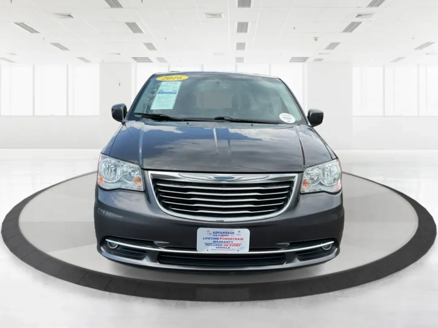 2016 Chrysler Town and Country Touring (2C4RC1BGXGR) with an Pentastar 3.6L V-6 DOHC engine, located at 1230 East Main St, Xenia, OH, 45385, (937) 908-9800, 39.688026, -83.910172 - **Discover Your Next Adventure with the 2016 Chrysler Town and Country Touring at Advantage Car and Credit Xenia!**<br /> <br /> If you're a growing family in Xenia, OH, seeking the perfect blend of comfort, space, and modern conveniences, look no further than the 2016 Chrysler Town and Country - Photo#7