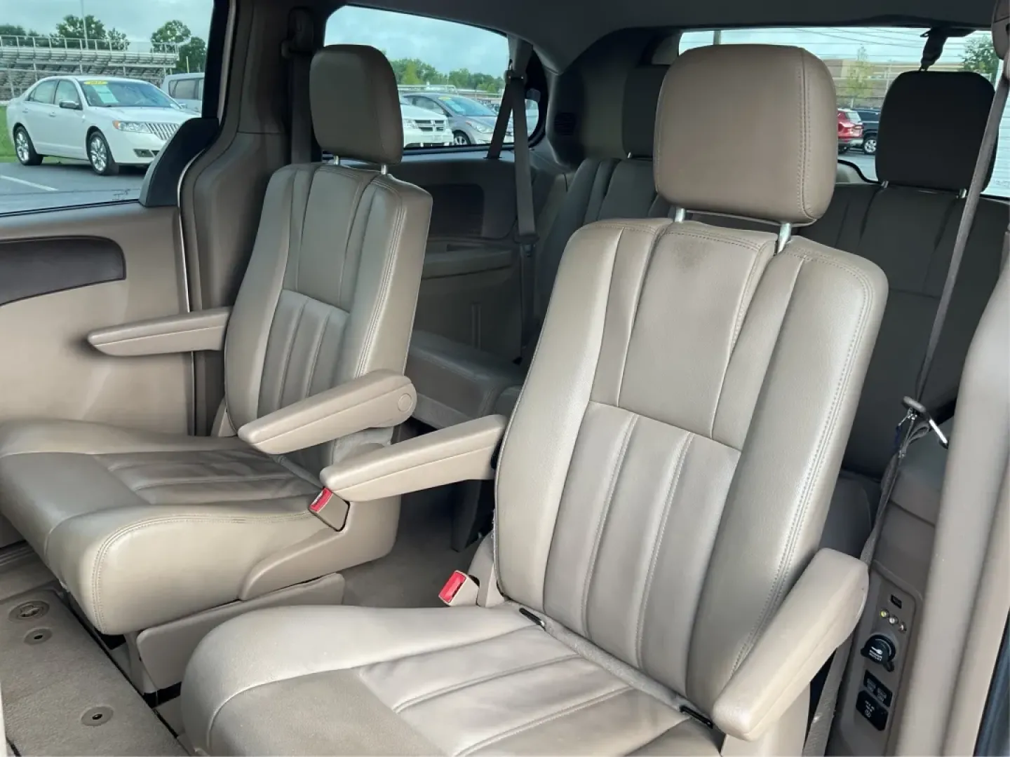 2016 Chrysler Town and Country PV (2C4RC1BG4GR) with an Other engine, located at 8750 N County Rd 25A, Piqua, OH, 45356, (937) 908-9800, 40.164391, -84.232513 - **Elevate Your Family Adventures with the 2016 Chrysler Town and Country at Advantage Car and Credit - Piqua!**<br /> <br /> Are you looking for the perfect vehicle to accommodate your growing family or enhance your daily commute? Look no further than the 2016 Chrysler Town and Country, availabl - Photo#10