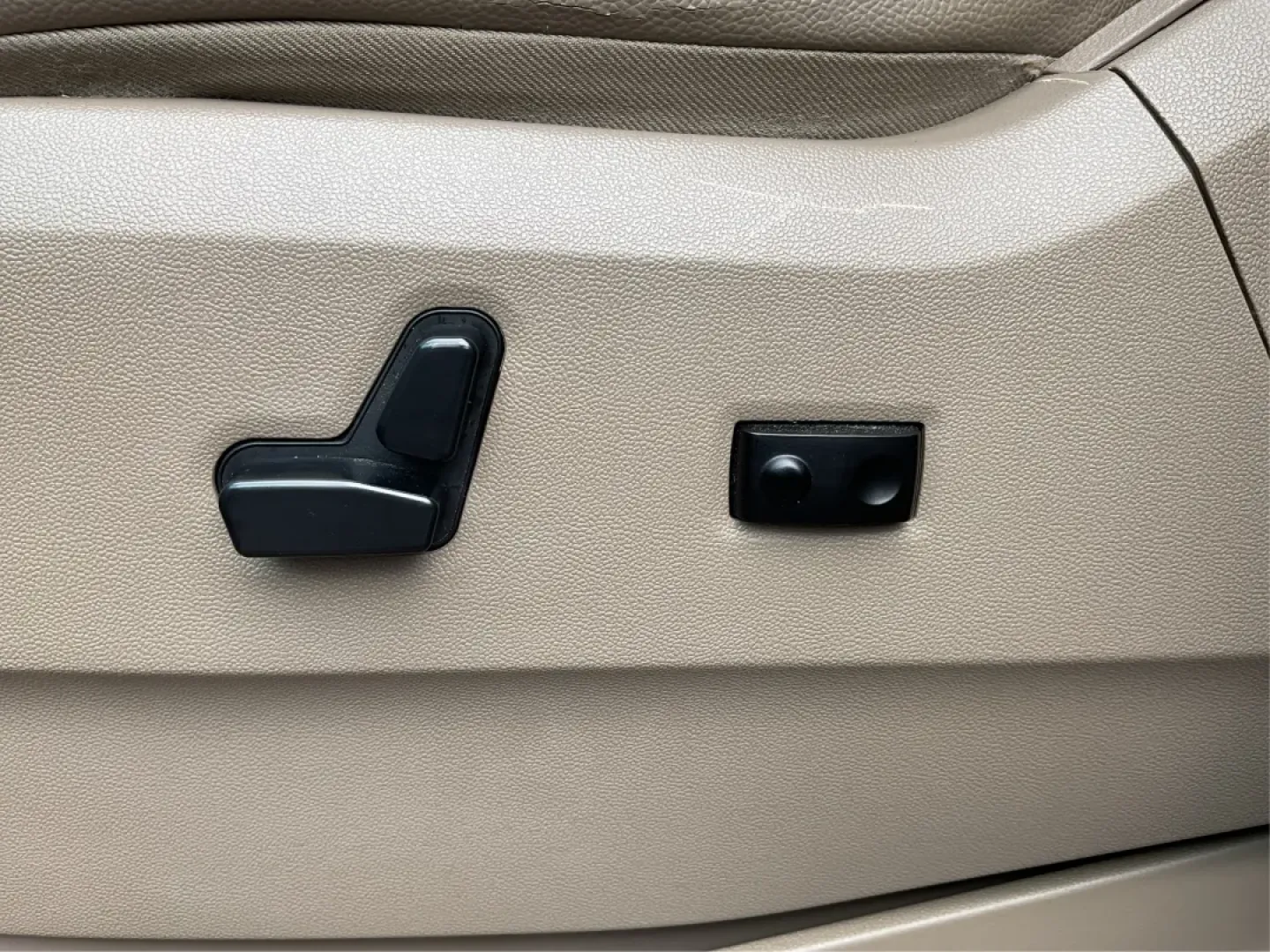 2016 Chrysler Town and Country PV (2C4RC1BG4GR) with an Other engine, located at 8750 N County Rd 25A, Piqua, OH, 45356, (937) 908-9800, 40.164391, -84.232513 - **Elevate Your Family Adventures with the 2016 Chrysler Town and Country at Advantage Car and Credit - Piqua!**<br /> <br /> Are you looking for the perfect vehicle to accommodate your growing family or enhance your daily commute? Look no further than the 2016 Chrysler Town and Country, availabl - Photo#18