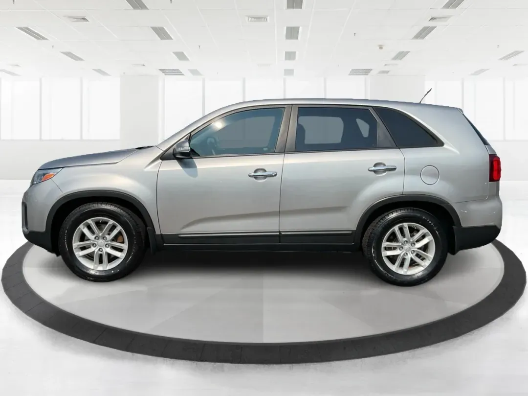 2014 Kia Sorento LX (5XYKT3A66EG) with an 2.4L I-4 gasoline direct injection engine, located at 401 Woodman Dr, Riverside, OH, 45431, (937) 908-9800, 39.760899, -84.123421 - Discover the joy of family adventures with the 2014 Kia Sorento LX, now available at Advantage Car and Credit in New Carlisle, OH. This spacious SUV is perfect for growing families or anyone who loves weekend getaways. With a versatile interior and advanced features, the Sorento is designed for comf - Photo#5