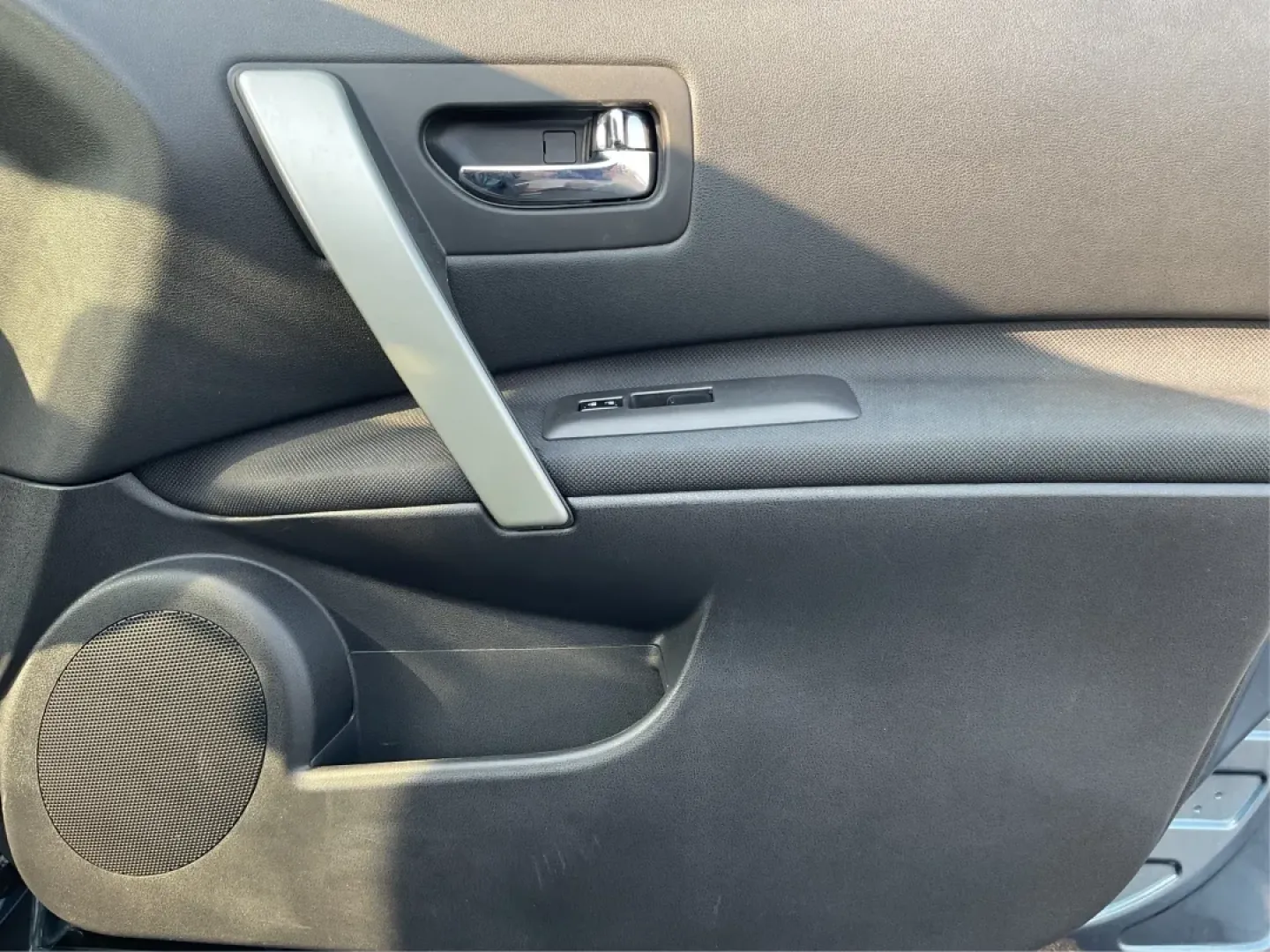 2015 Nissan Rogue S (JN8AS5MV3FW) with an 2.5L I-4 DOHC engine, located at 1099 N County Rd 25A , Troy, OH, 45373, (937) 908-9800, 40.057079, -84.212883 - **Adventure Awaits with the 2015 Nissan Rogue at Advantage Car and Credit - Troy!**<br /> <br /> Are you ready to take your family adventures to the next level? The 2015 Nissan Rogue, available now at Advantage Car and Credit in Troy, OH, is the perfect companion for growing families, long commutes, - Photo#18
