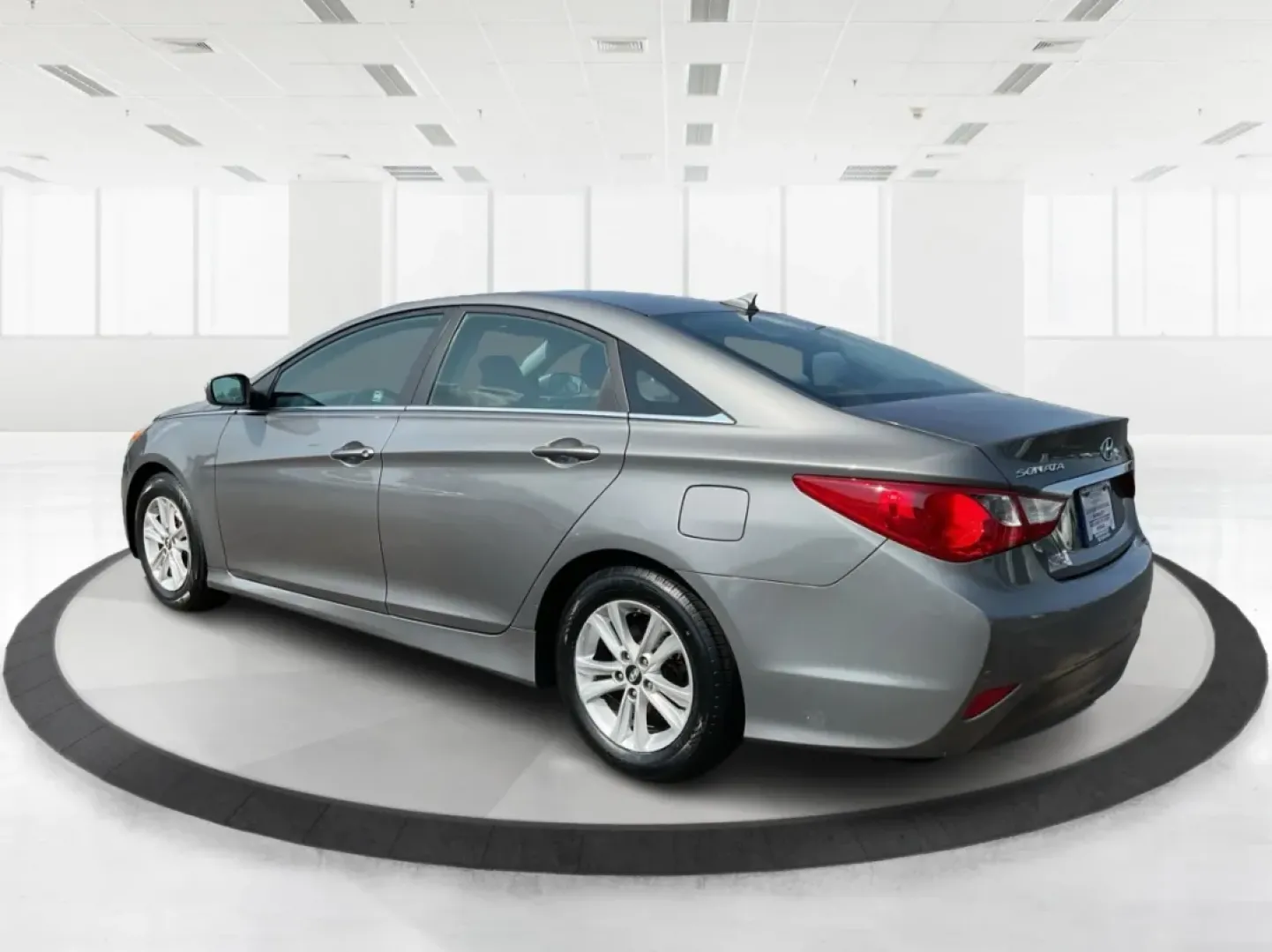 2014 Hyundai Sonata GLS (5NPEB4AC0EH) with an 2.4L I-4 gasoline direct injection engine, located at 880 E. National Road, Vandalia, OH, 45377, (937) 908-9800, 39.891918, -84.183594 - Looking for a reliable sedan that seamlessly blends comfort, efficiency, and style? Look no further than this 2014 Hyundai Sonata GLS, perfect for families, daily commuters, or anyone who appreciates a smooth ride. At Advantage Car and Credit - Piqua, located at 8750 N County Rd 25A in beautiful Piq - Photo#4