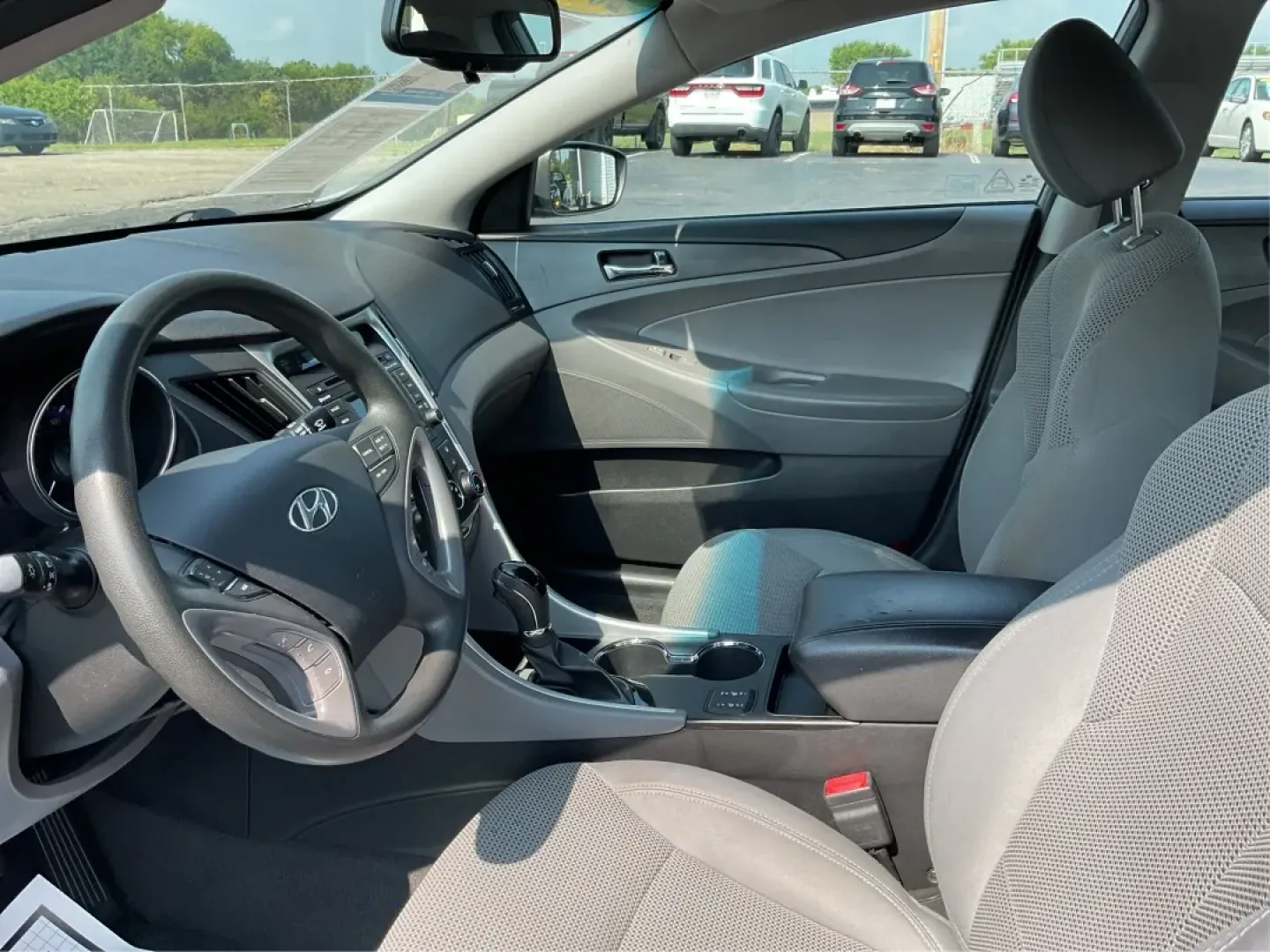 2014 Hyundai Sonata GLS (5NPEB4AC0EH) with an 2.4L I-4 gasoline direct injection engine, located at 880 E. National Road, Vandalia, OH, 45377, (937) 908-9800, 39.891918, -84.183594 - Looking for a reliable sedan that seamlessly blends comfort, efficiency, and style? Look no further than this 2014 Hyundai Sonata GLS, perfect for families, daily commuters, or anyone who appreciates a smooth ride. At Advantage Car and Credit - Piqua, located at 8750 N County Rd 25A in beautiful Piq - Photo#9