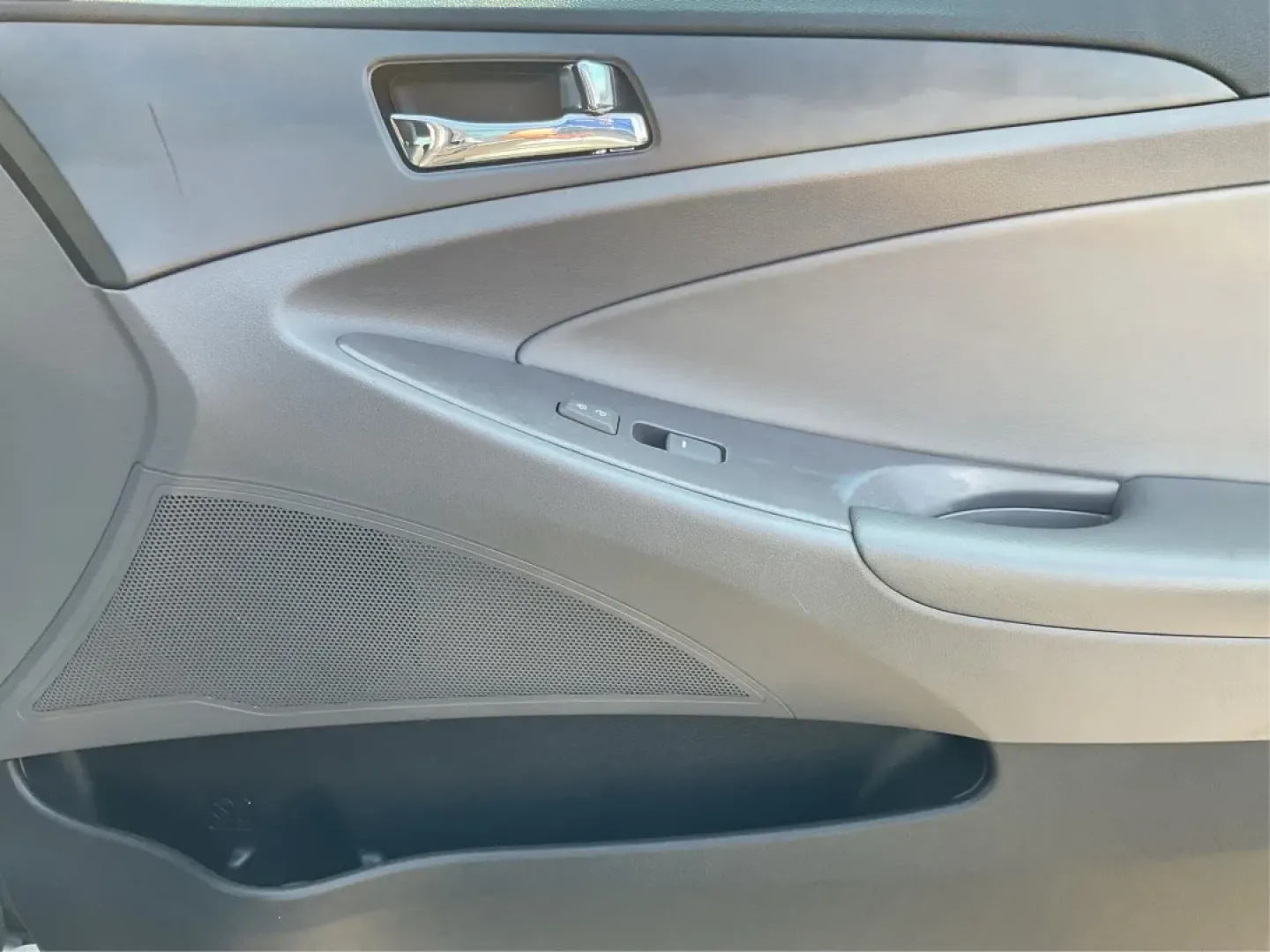 2014 Hyundai Sonata GLS (5NPEB4AC0EH) with an 2.4L I-4 gasoline direct injection engine, located at 880 E. National Road, Vandalia, OH, 45377, (937) 908-9800, 39.891918, -84.183594 - Looking for a reliable sedan that seamlessly blends comfort, efficiency, and style? Look no further than this 2014 Hyundai Sonata GLS, perfect for families, daily commuters, or anyone who appreciates a smooth ride. At Advantage Car and Credit - Piqua, located at 8750 N County Rd 25A in beautiful Piq - Photo#19