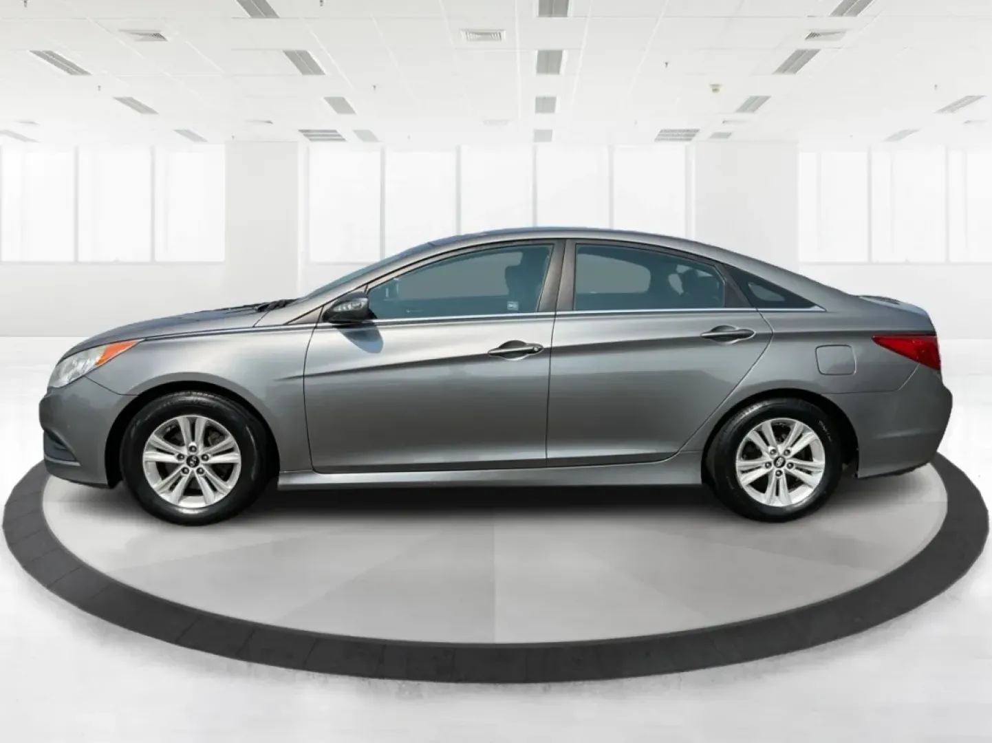 2014 Hyundai Sonata GLS (5NPEB4AC0EH) with an 2.4L I-4 gasoline direct injection engine, located at 8750 N County Rd 25A, Piqua, OH, 45356, (937) 908-9800, 40.164391, -84.232513 - Looking for a reliable sedan that seamlessly blends comfort, efficiency, and style? Look no further than this 2014 Hyundai Sonata GLS, perfect for families, daily commuters, or anyone who appreciates a smooth ride. At Advantage Car and Credit - Piqua, located at 8750 N County Rd 25A in beautiful Piq - Photo#5