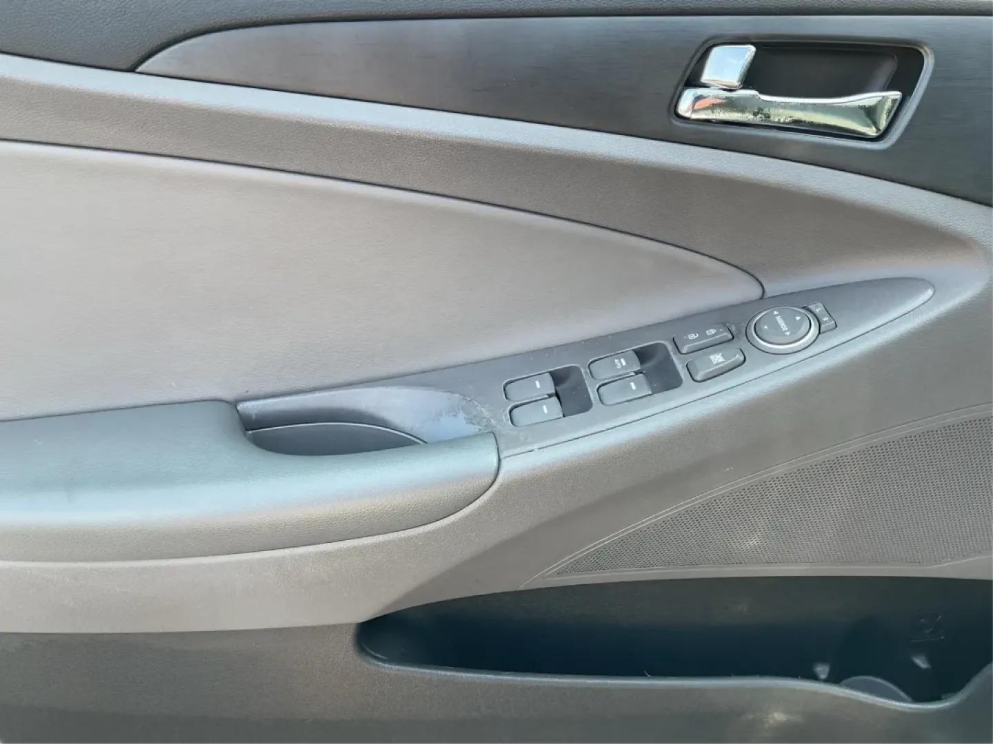 2014 Hyundai Sonata GLS (5NPEB4AC0EH) with an 2.4L I-4 gasoline direct injection engine, located at 8750 N County Rd 25A, Piqua, OH, 45356, (937) 908-9800, 40.164391, -84.232513 - Looking for a reliable sedan that seamlessly blends comfort, efficiency, and style? Look no further than this 2014 Hyundai Sonata GLS, perfect for families, daily commuters, or anyone who appreciates a smooth ride. At Advantage Car and Credit - Piqua, located at 8750 N County Rd 25A in beautiful Piq - Photo#18
