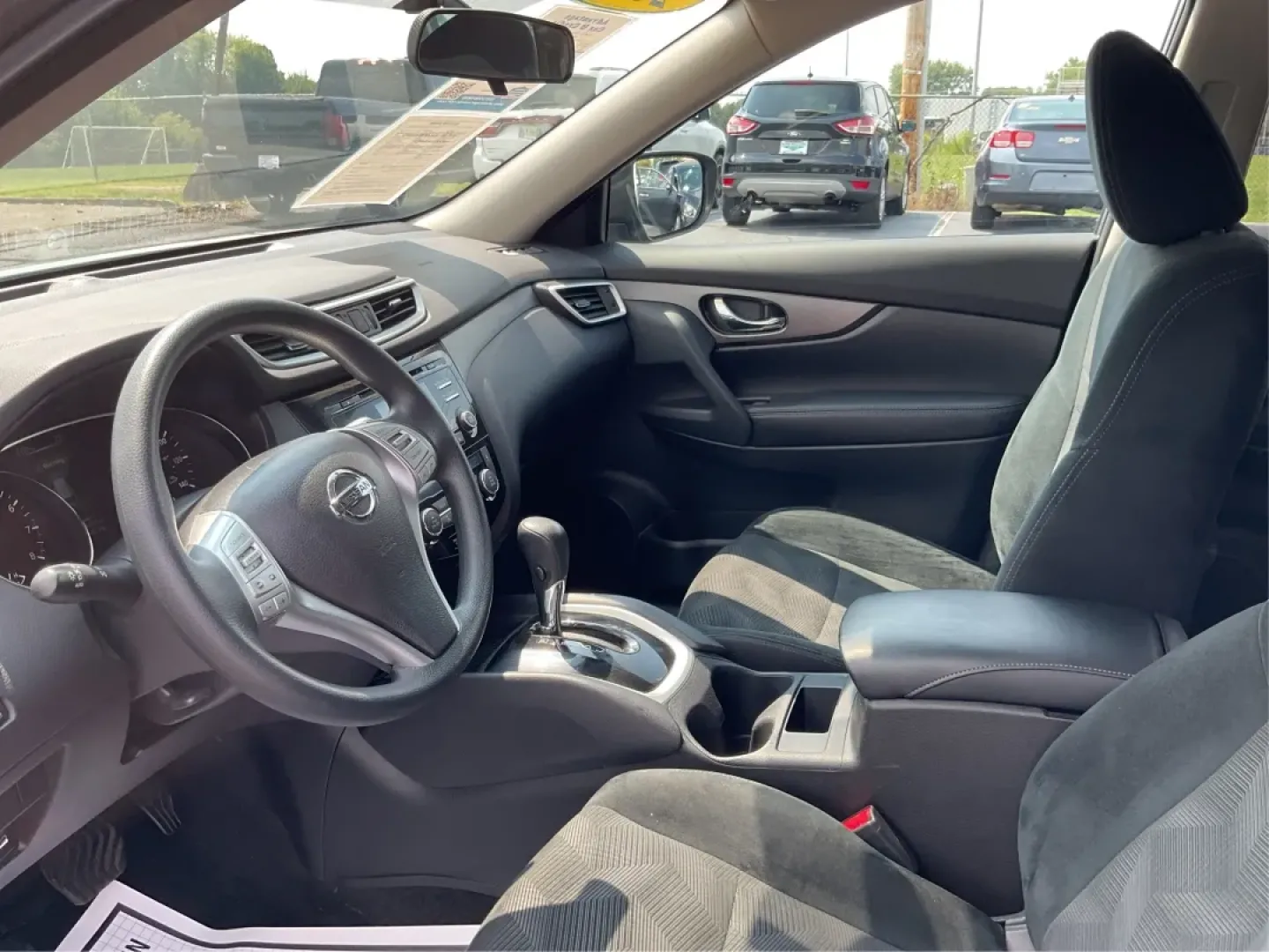 2015 Nissan Rogue SV (5N1AT2MV3FC) with an 2.5L I-4 DOHC engine, located at 1230 East Main St, Xenia, OH, 45385, (937) 908-9800, 39.688026, -83.910172 - Experience adventure and comfort on the road with this 2015 Nissan Rogue SV, available now at **Advantage Car and Credit - Xenia**! Whether you're embarking on a weekend getaway or navigating the hustle and bustle of daily commutes, this versatile SUV is designed to meet your lifestyle needs. With i - Photo#9