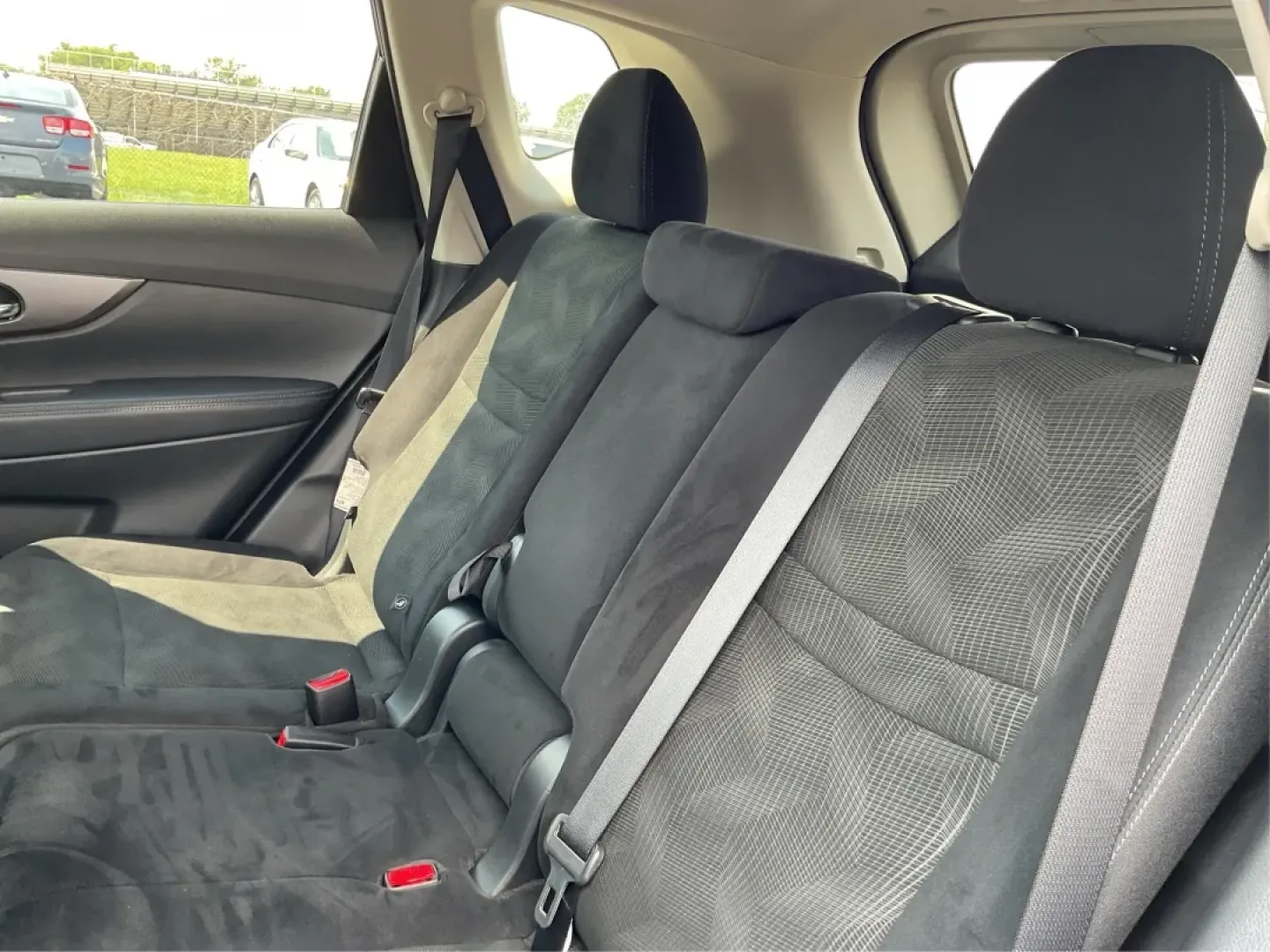 2015 Nissan Rogue SV (5N1AT2MV3FC) with an 2.5L I-4 DOHC engine, located at 1230 East Main St, Xenia, OH, 45385, (937) 908-9800, 39.688026, -83.910172 - Experience adventure and comfort on the road with this 2015 Nissan Rogue SV, available now at **Advantage Car and Credit - Xenia**! Whether you're embarking on a weekend getaway or navigating the hustle and bustle of daily commutes, this versatile SUV is designed to meet your lifestyle needs. With i - Photo#10
