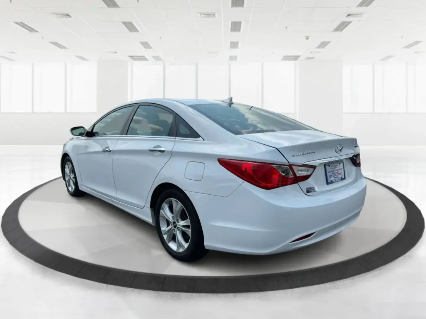 2011 Hyundai Sonata Limited (5NPEC4AC8BH) with an 2.4L I-4 gasoline direct injection engine, located at 1184 Kauffman Ave, Fairborn, OH, 45324, (937) 908-9800, 39.807072, -84.030914 - **Experience Comfort and Style with the 2011 Hyundai Sonata Limited - Perfect for Your Daily Commute or Weekend Getaway!**<br /> <br /> Looking for a reliable vehicle that seamlessly fits into your busy lifestyle? The 2011 Hyundai Sonata Limited is an excellent choice for those who want a perfect bl - Photo#4