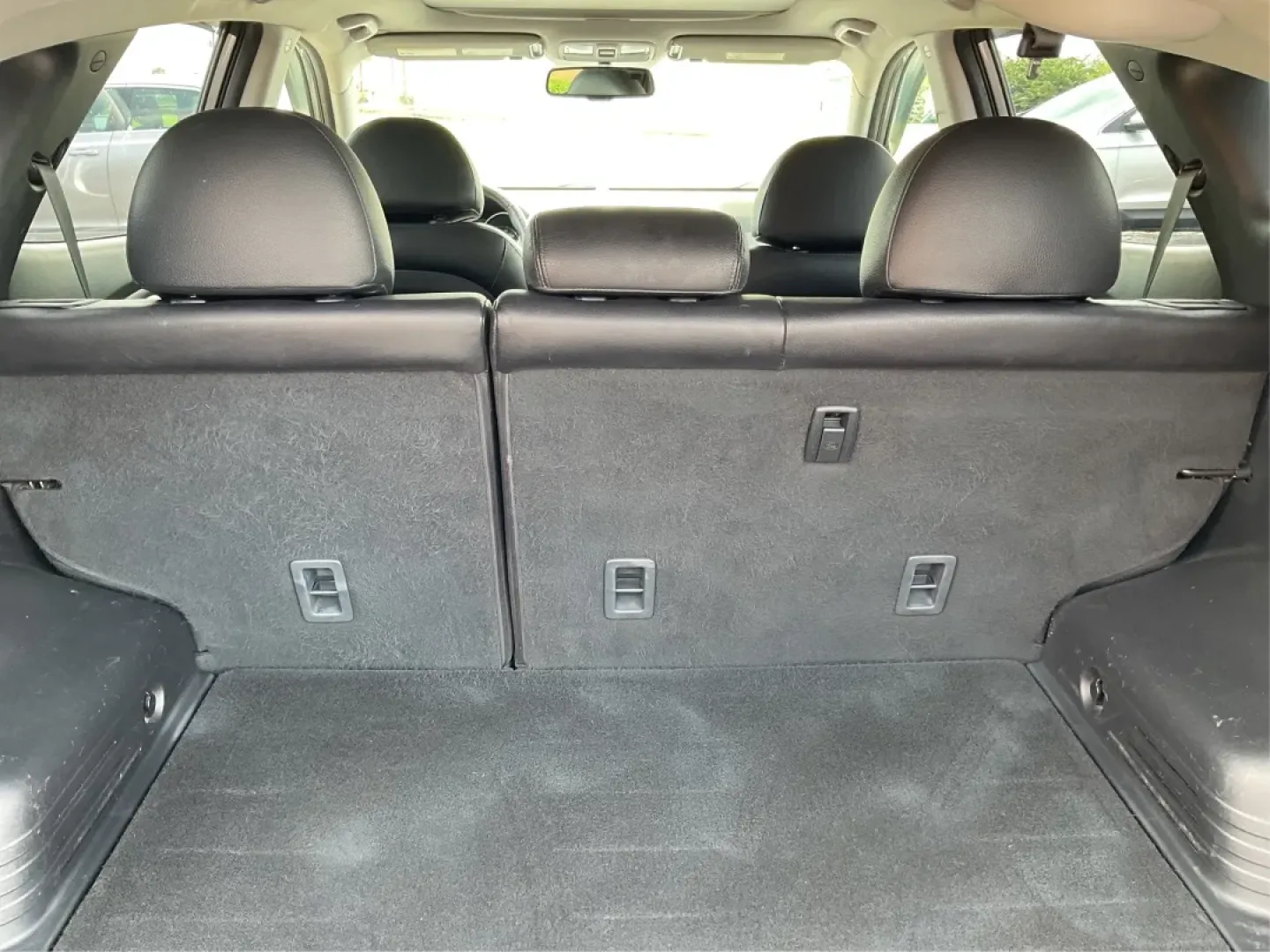 2010 Hyundai Tucson Limited (KM8JUCAC0AU) with an Theta II 2.4L I-4 DOHC engine, located at 4508 South Dixie Dr, Moraine, OH, 45439, (937) 908-9800, 39.689976, -84.218452 - **Adventure Awaits with the 2010 Hyundai Tucson Limited at Advantage Car and Credit!**<br /> <br /> Are you ready to embark on new adventures with your family or explore the great outdoors? The 2010 Hyundai Tucson Limited is the perfect companion for anyone who craves versatility and comfort-ideal f - Photo#12