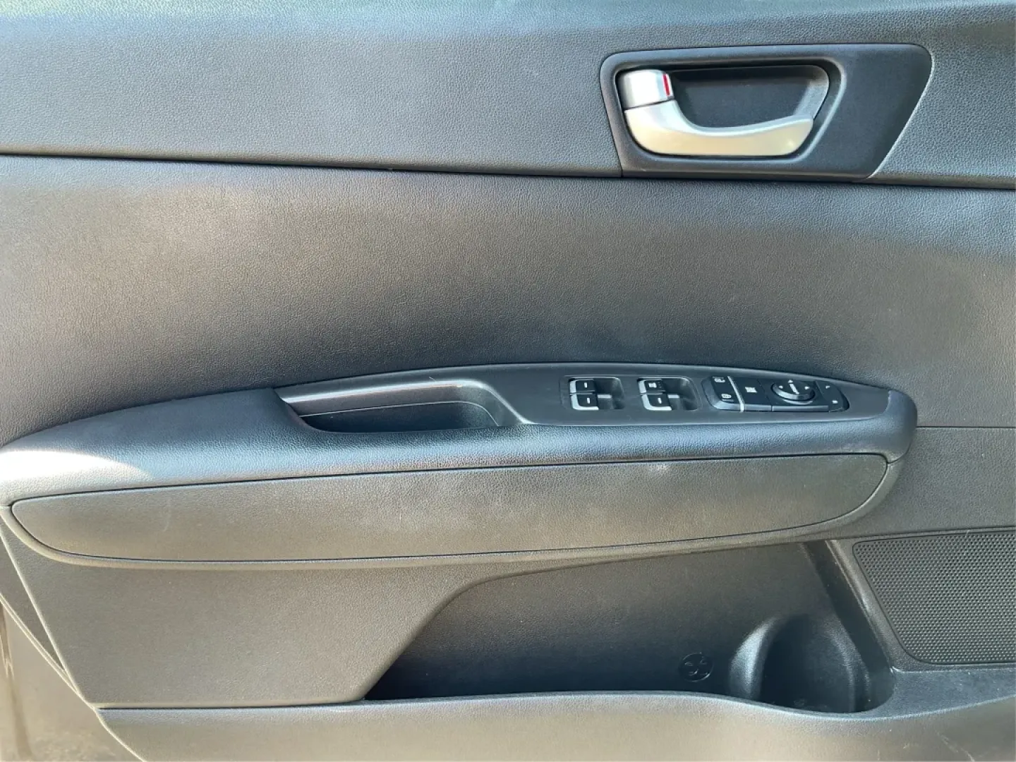 2017 Kia Optima LX (5XXGT4L37HG) with an Theta II 2.4L I-4 gasoline direct injection engine, located at 1184 Kauffman Ave, Fairborn, OH, 45324, (937) 908-9800, 39.807072, -84.030914 - Discover the perfect blend of style and functionality with this 2017 Kia Optima LX, available at Advantage Car and Credit, your trusted Buy Here Pay Here dealership in Fairborn, OH. Whether you're commuting to work, shuttling the kids to school, or planning a weekend getaway, this sedan is designed - Photo#17