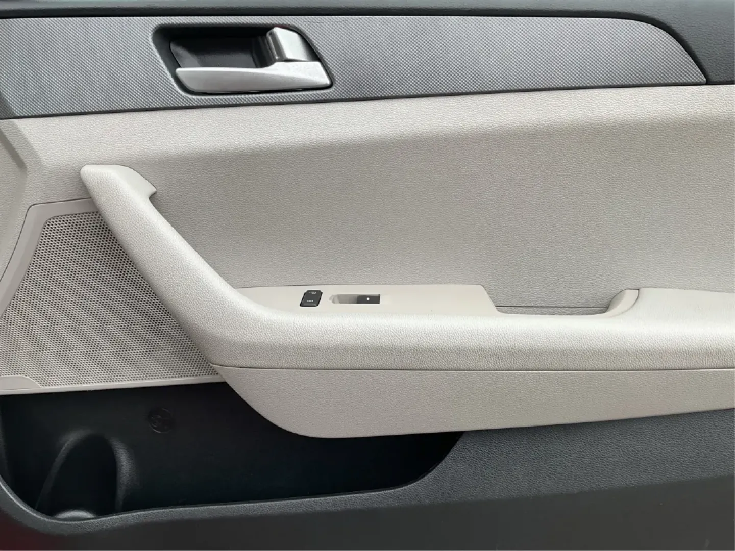2017 Hyundai Sonata Base/SE (5NPE24AF8HH) with an Other engine, located at 1099 N County Rd 25A , Troy, OH, 45373, (937) 908-9800, 40.057079, -84.212883 - **Discover Your Next Adventure with the 2017 Hyundai Sonata at Advantage Car and Credit!**<br /> <br /> Are you in the market for a reliable sedan that effortlessly combines comfort, style, and functionality? Look no further than the 2017 Hyundai Sonata, available now at Advantage Car and Credit in - Photo#18