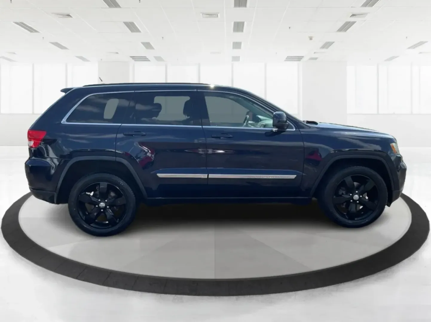 2013 Jeep Grand Cherokee Laredo (1C4RJFAG7DC) with an Other engine, located at 1230 East Main St, Xenia, OH, 45385, (937) 908-9800, 39.688026, -83.910172 - Are you ready to elevate your driving experience? Whether you're a growing family in need of spacious comfort, a weekend adventurer seeking reliability, or simply someone looking for a dependable daily driver, the 2013 Jeep Grand Cherokee Laredo is the perfect vehicle for you. Located at Advantage C - Photo#1